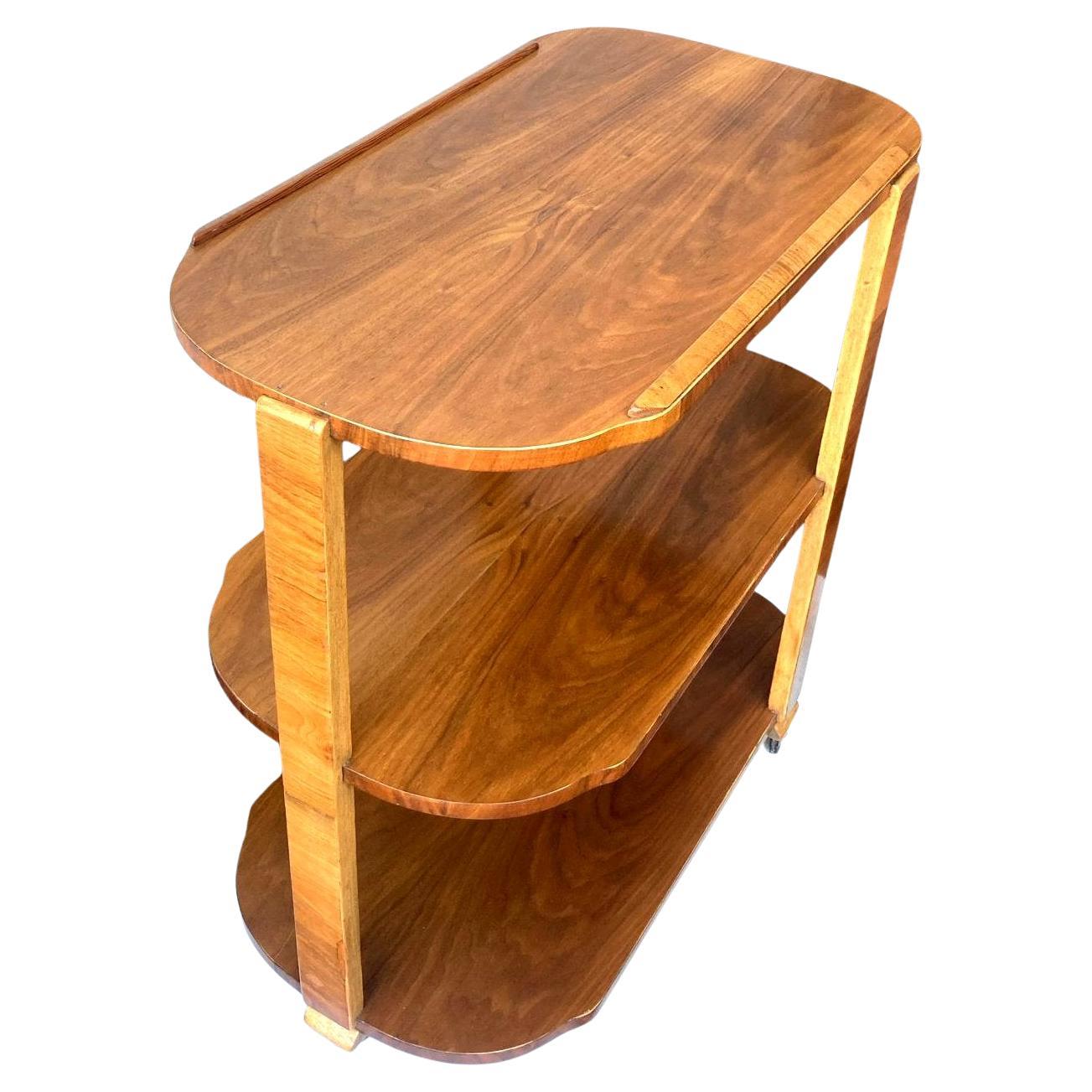 Un élégant chariot à hôtesses ou à cocktails Art déco des années 1930, fabriqué en Angleterre. Ce magnifique chariot/chariot à trois niveaux repose sur trois pieds effilés et sur ses roulettes chromées et en caoutchouc d'origine. Les roues