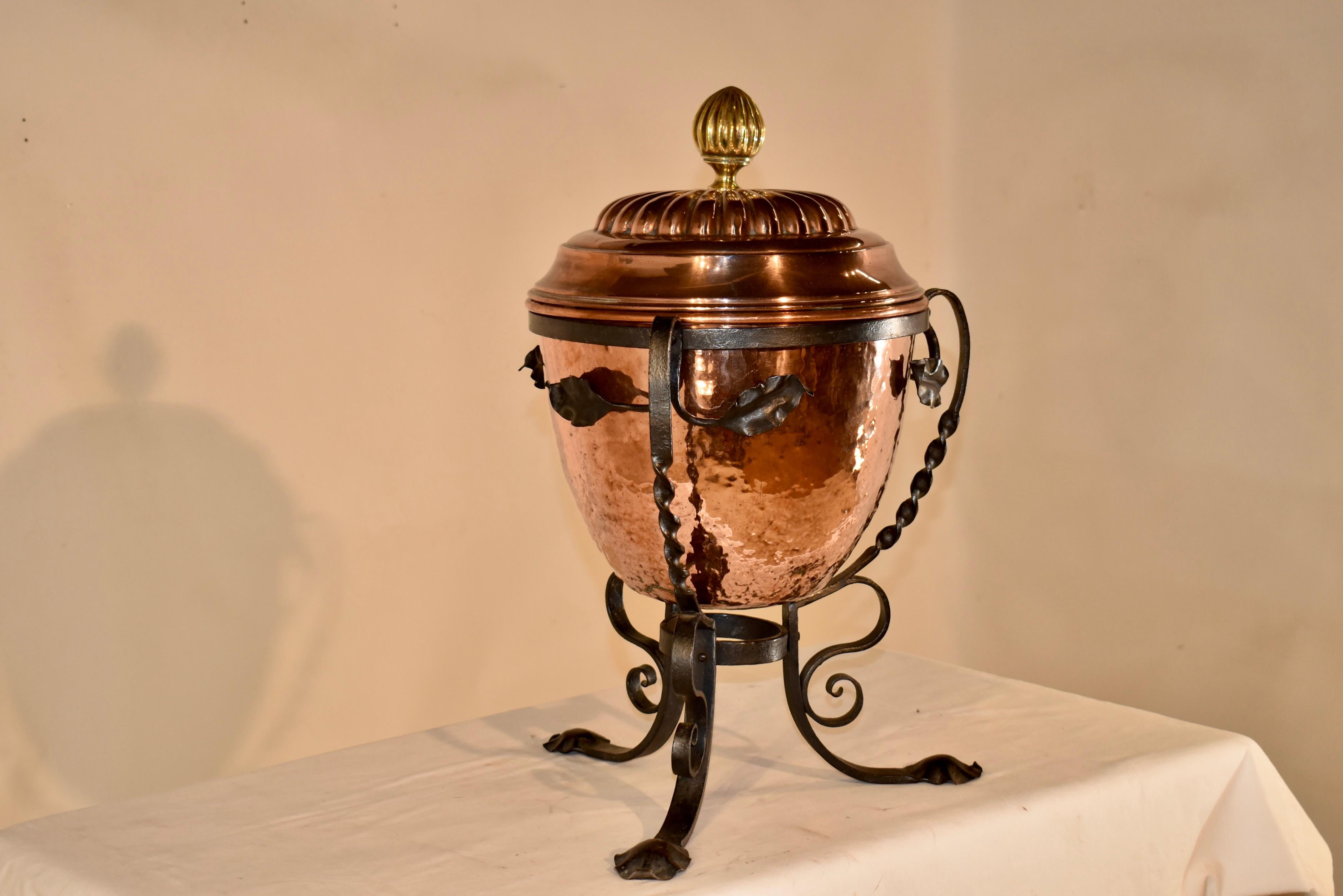 FABULOUS Arts and Crafts Copper Coal Hod on Stand, CIRCA 1920 im Zustand „Gut“ im Angebot in High Point, NC