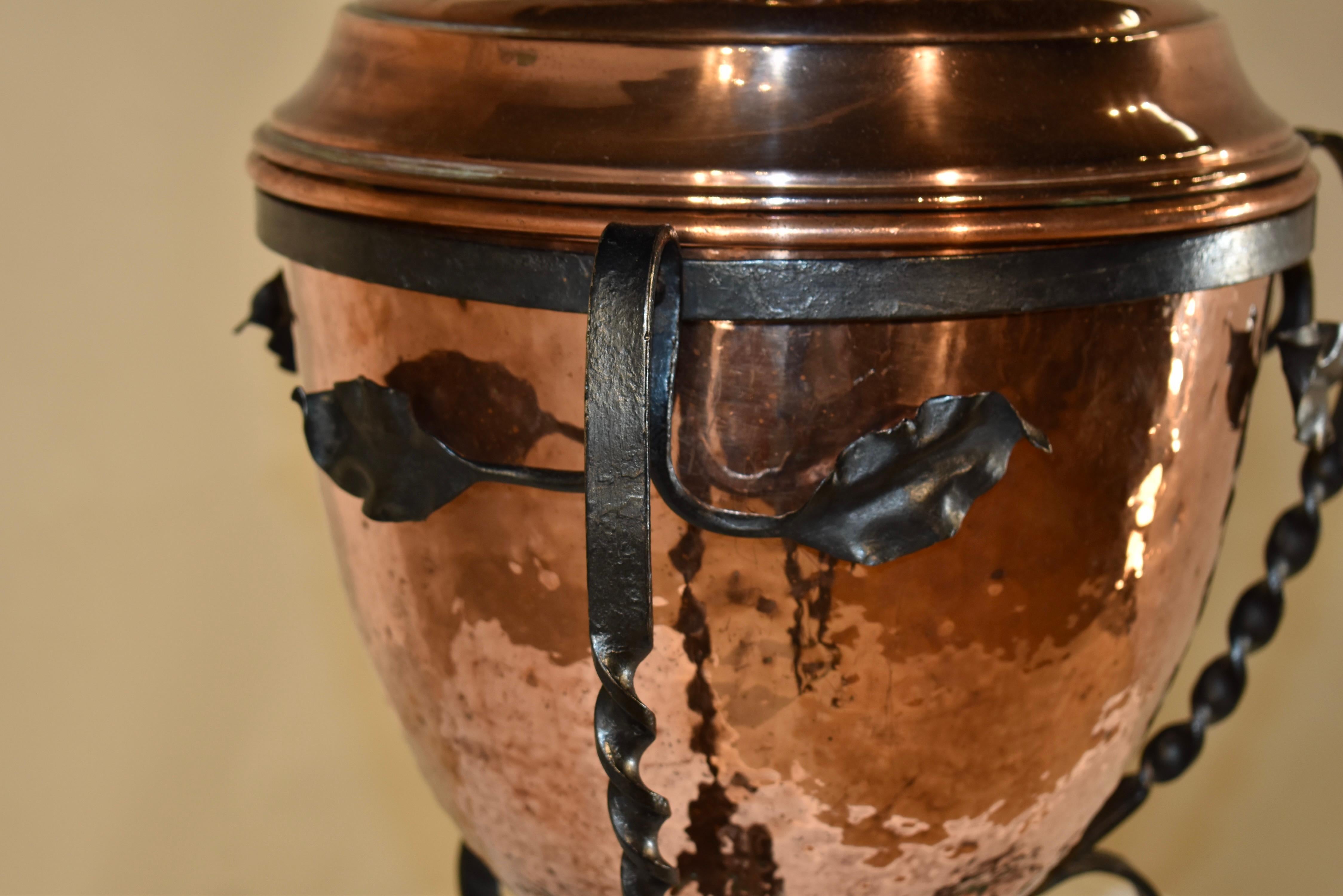FABULOUS Arts and Crafts Copper Coal Hod on Stand, CIRCA 1920 (Frühes 20. Jahrhundert) im Angebot
