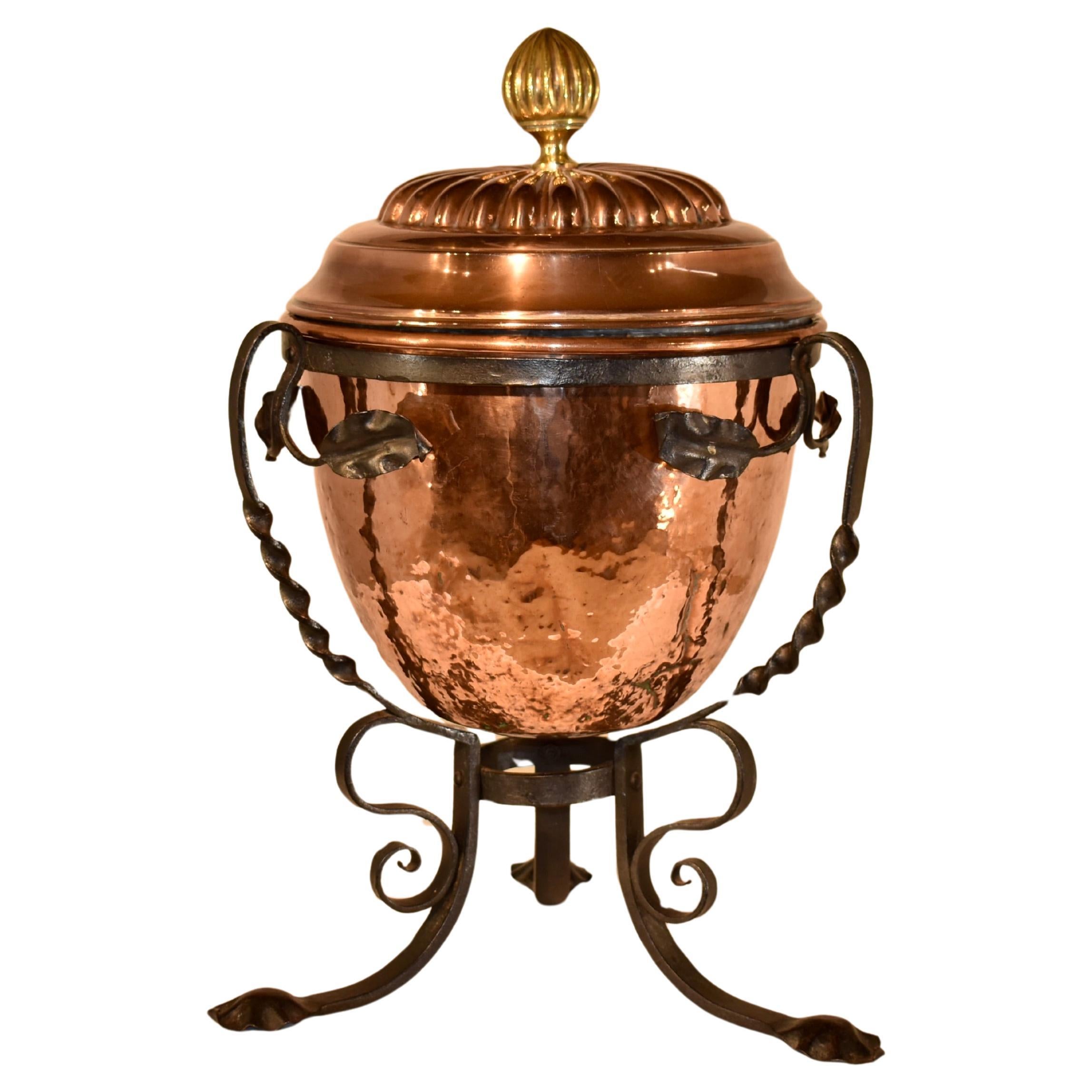 FAVOLOSO Forno di carbone in rame di Arts and Crafts su supporto, CIRCA 1920