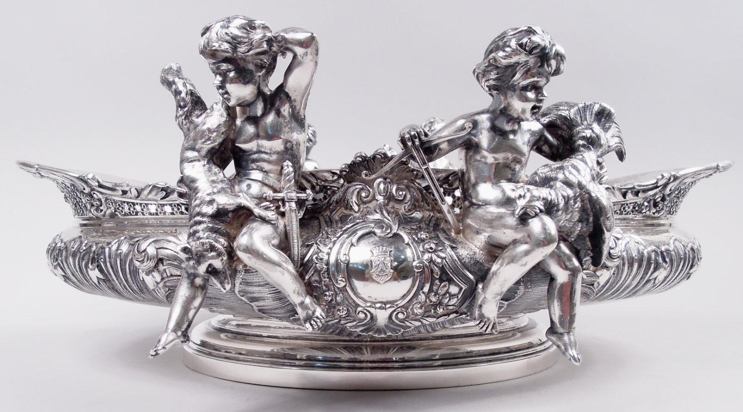 Fabelhafte österreichische Rokoko 800 Silber Jagd und Fischerei Tafelaufsatz, ca 1900. Bauchige ovale Schale auf gestuftem Fuß. Blattwerkverzierung; auf der Vorder- und Rückseite Rollen- und Blumenrahmen mit Wappen auf gespreizten und dynamischen