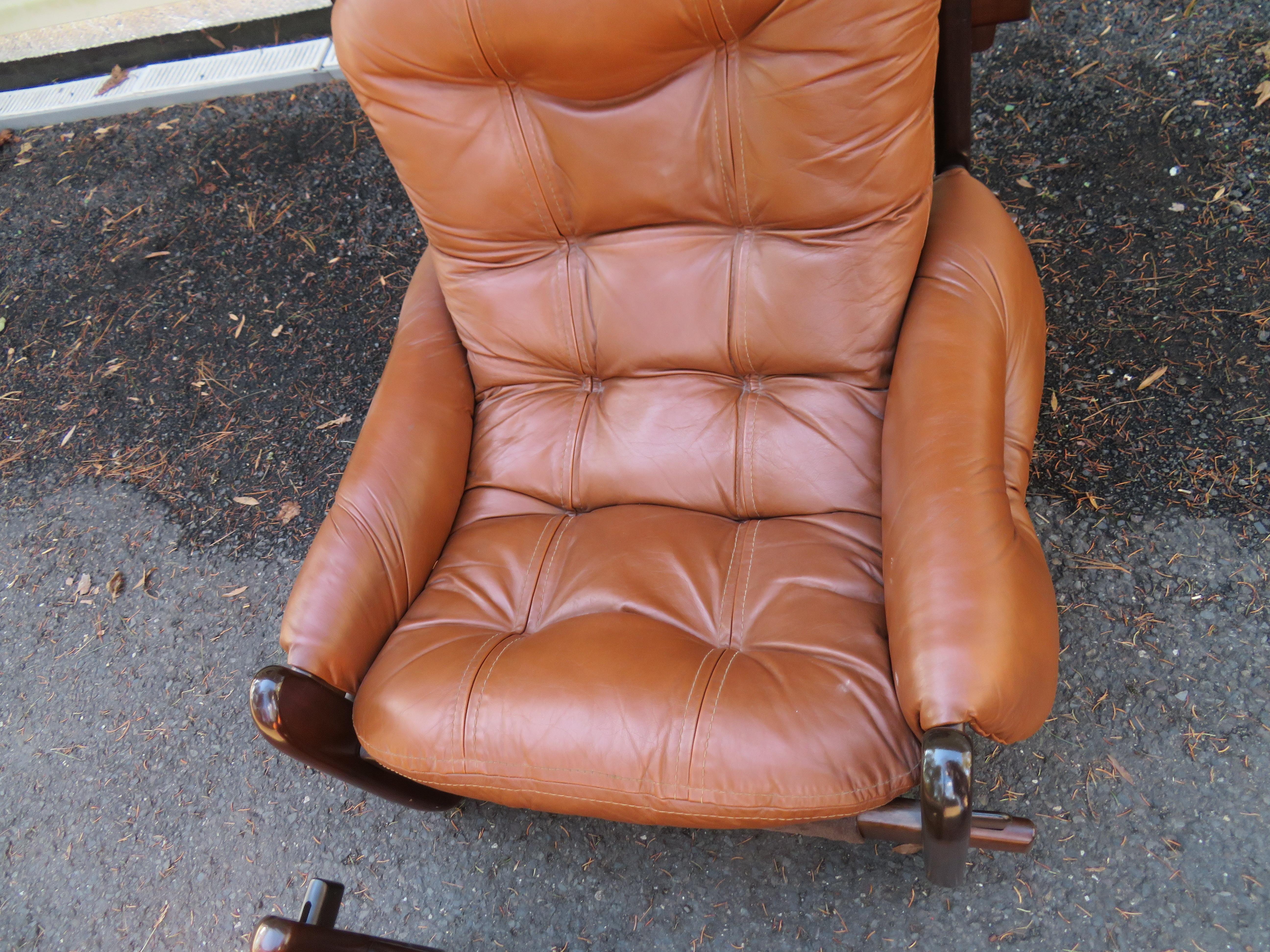 Fabuleux fauteuil de salon et pouf Jean Gillon pour Probel Bon état - En vente à Pemberton, NJ