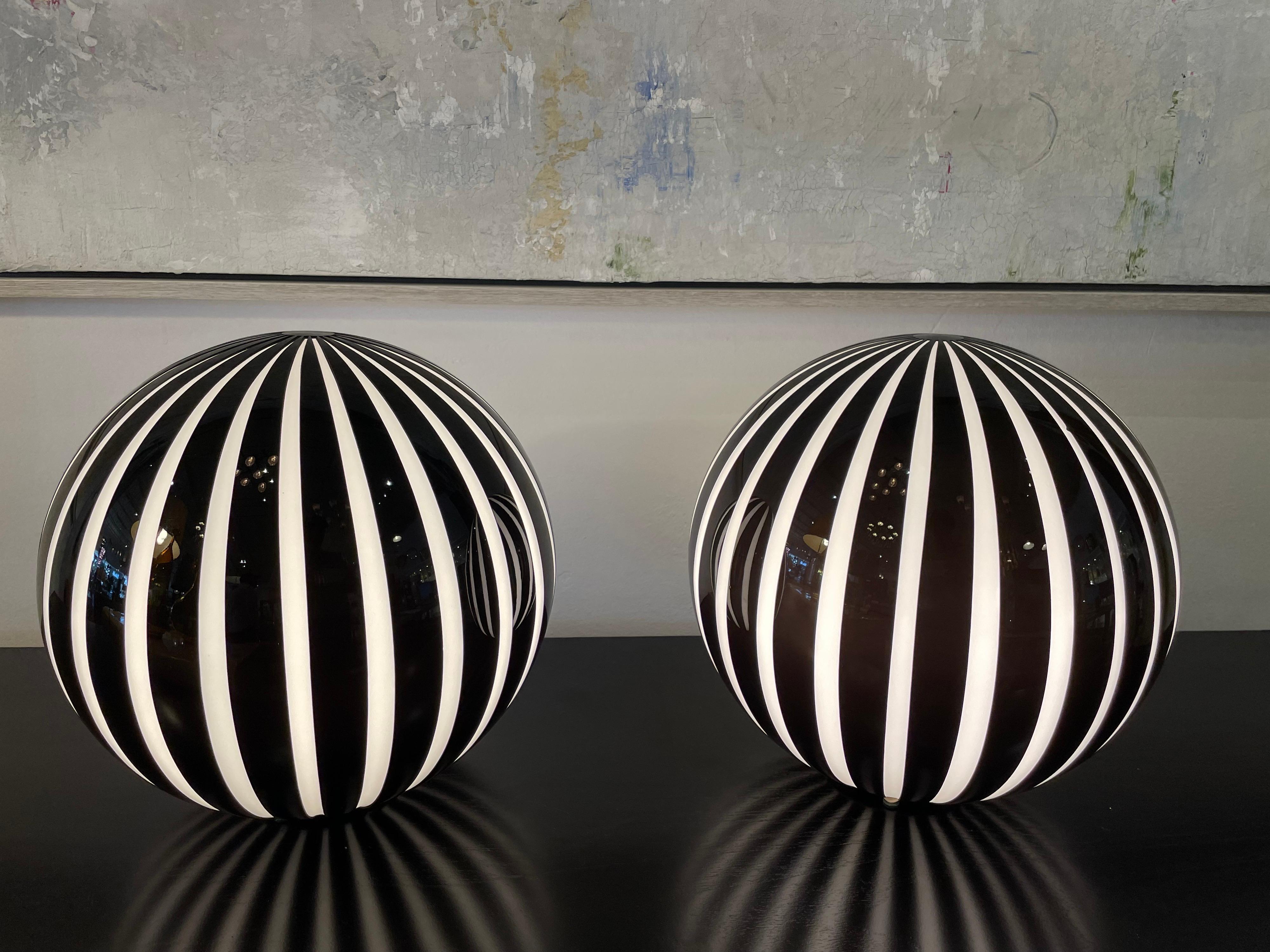 Fabulous Cenedese Black & White Murano Glass Globe Table Lights, Pair 4