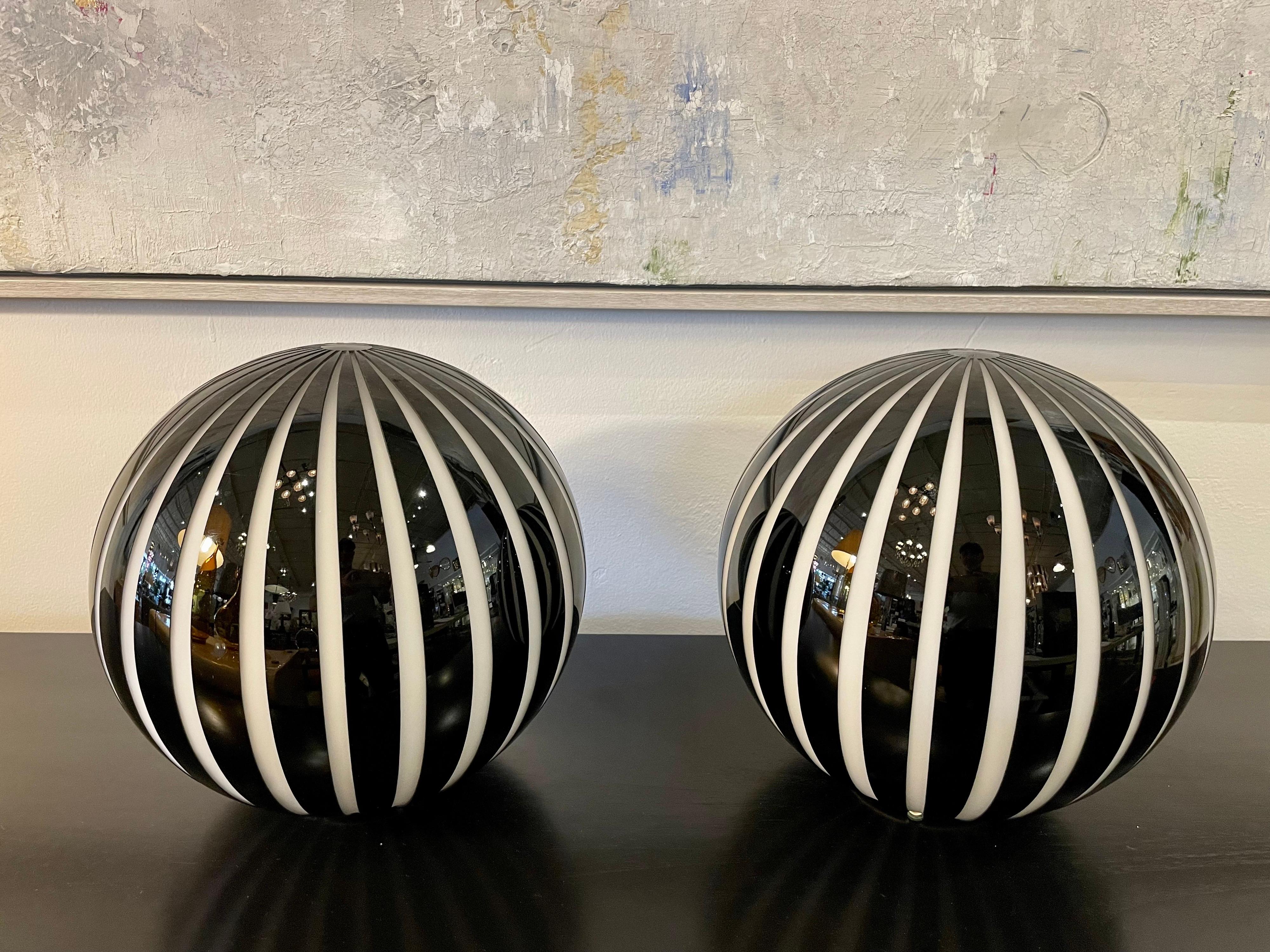 Fabulous Cenedese Black & White Murano Glass Globe Table Lights, Pair In Good Condition In East Hampton, NY