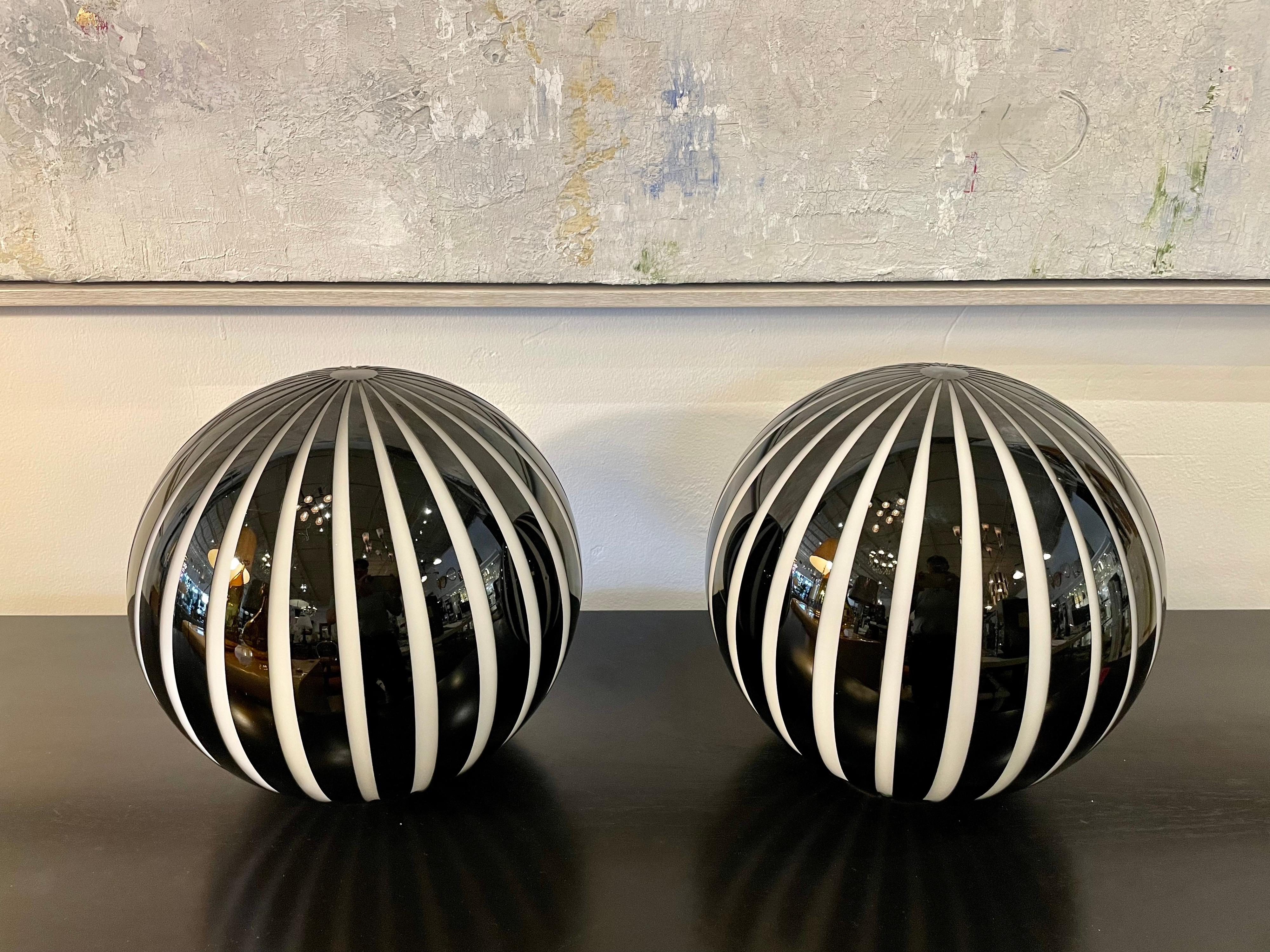 Fabulous Cenedese Black & White Murano Glass Globe Table Lights, Pair 3
