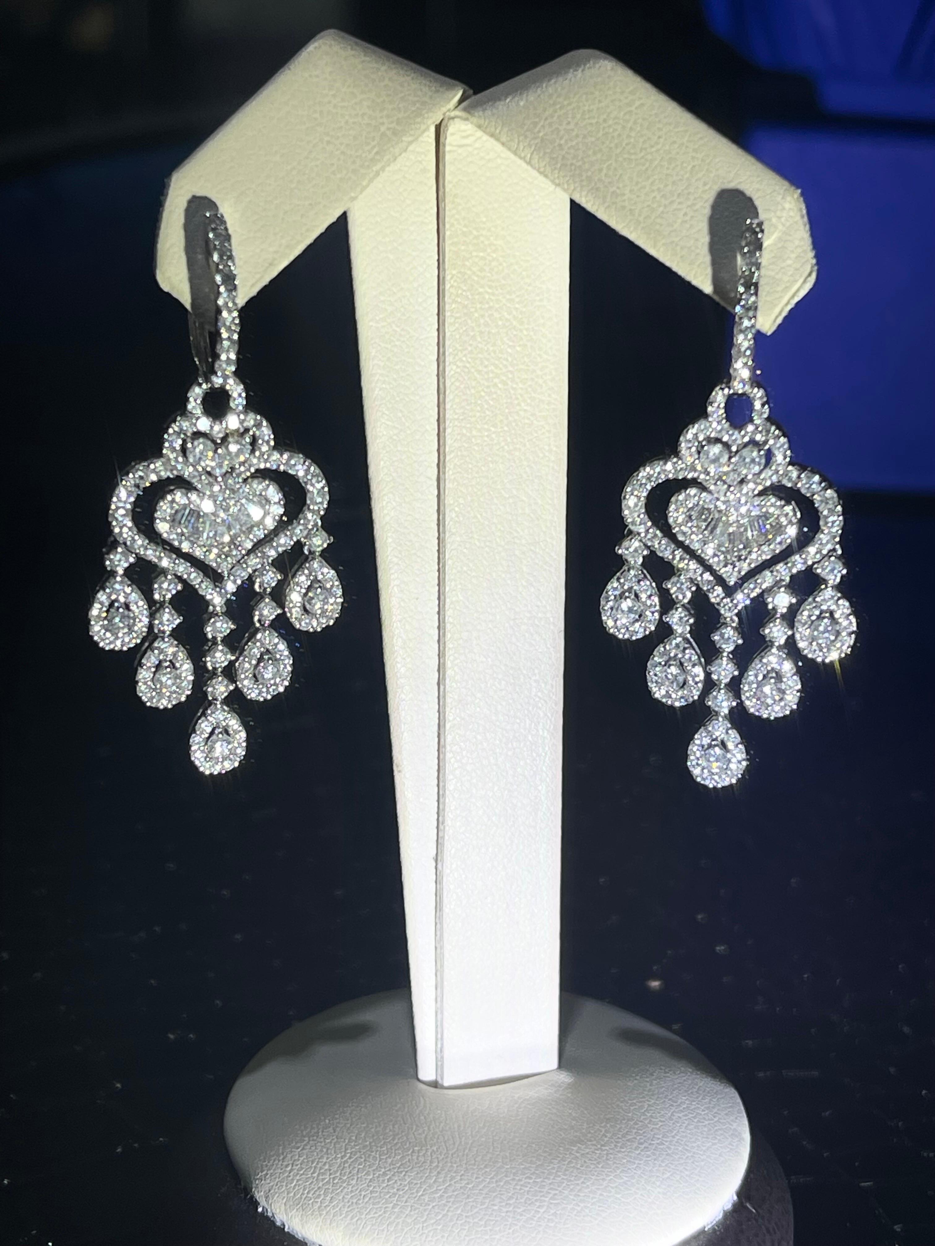 Fabulous Chandelier Diamond Earrings In 18k White Gold.

Approximately 7.5 carats in diamonds,

Hanging length is 2”.