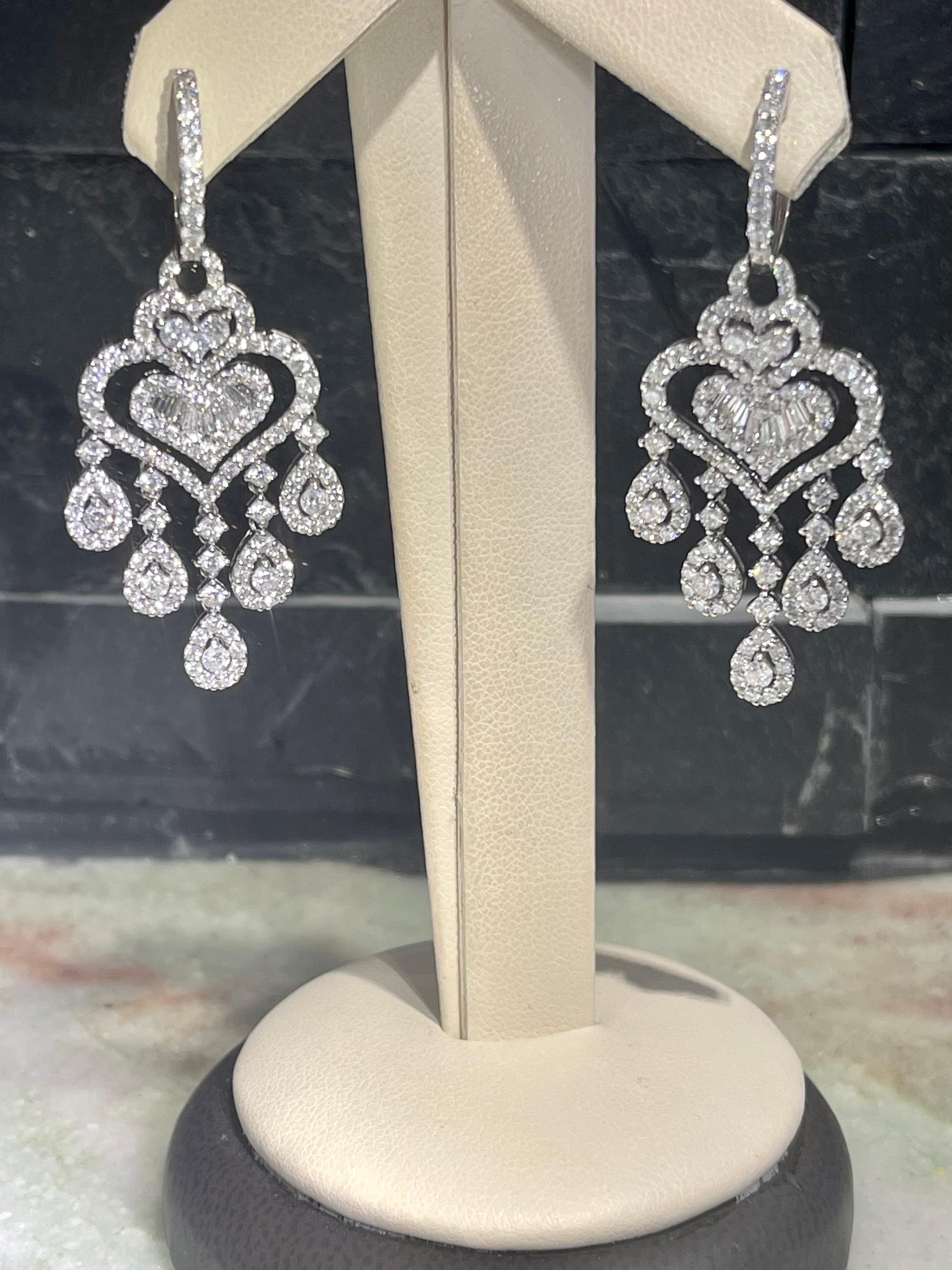 Fabulous Chandelier Diamond Earrings In 18k White Gold  In Excellent Condition For Sale In Fort Lauderdale, FL
