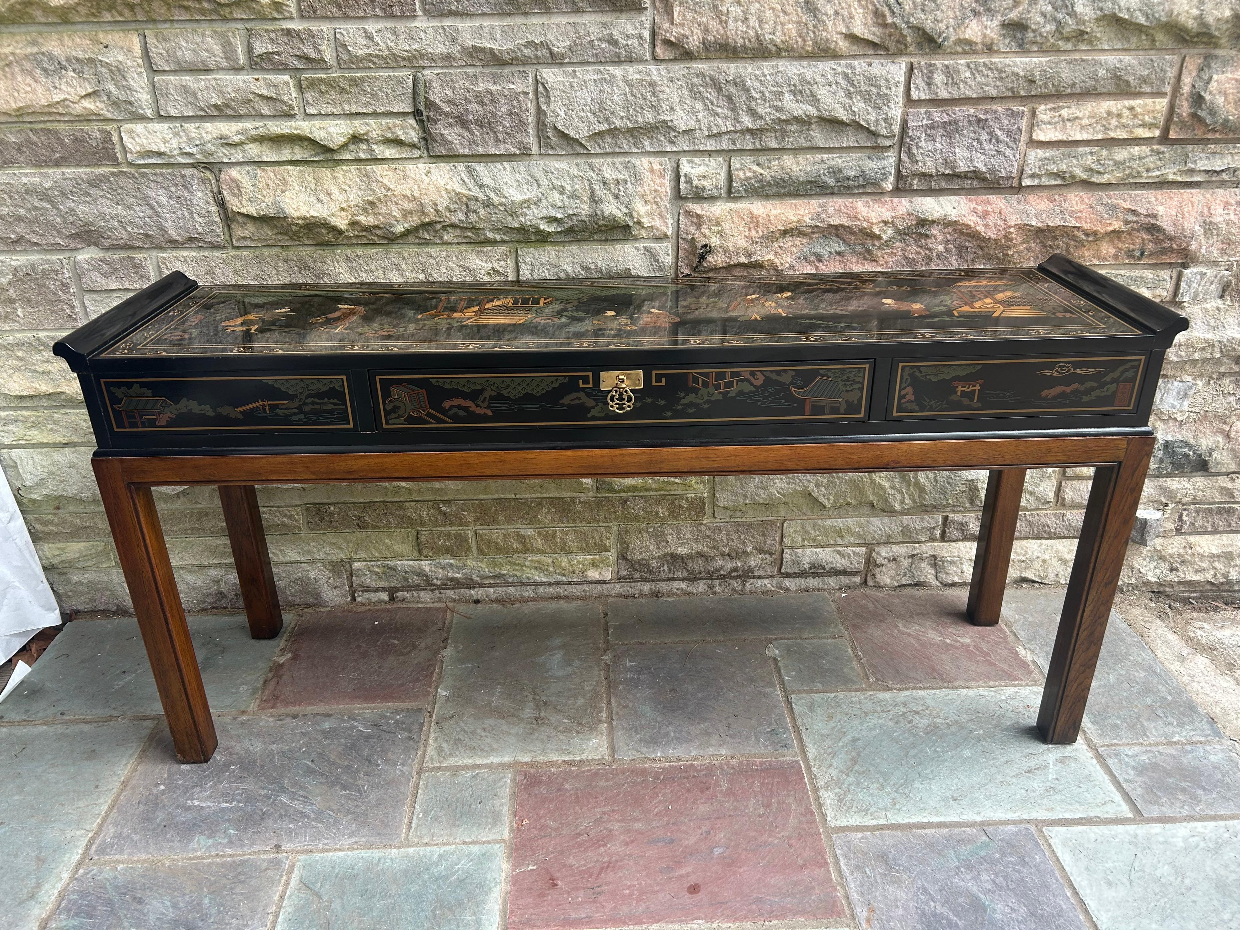 Élégante console vintage Chinoiserie en laque noire de Drexel, ornée de paysages et de motifs traditionnels peints à la main.  Parfait pour les entrées ou derrière un canapé pour mettre en valeur des pièces décoratives. Cette pièce intemporelle