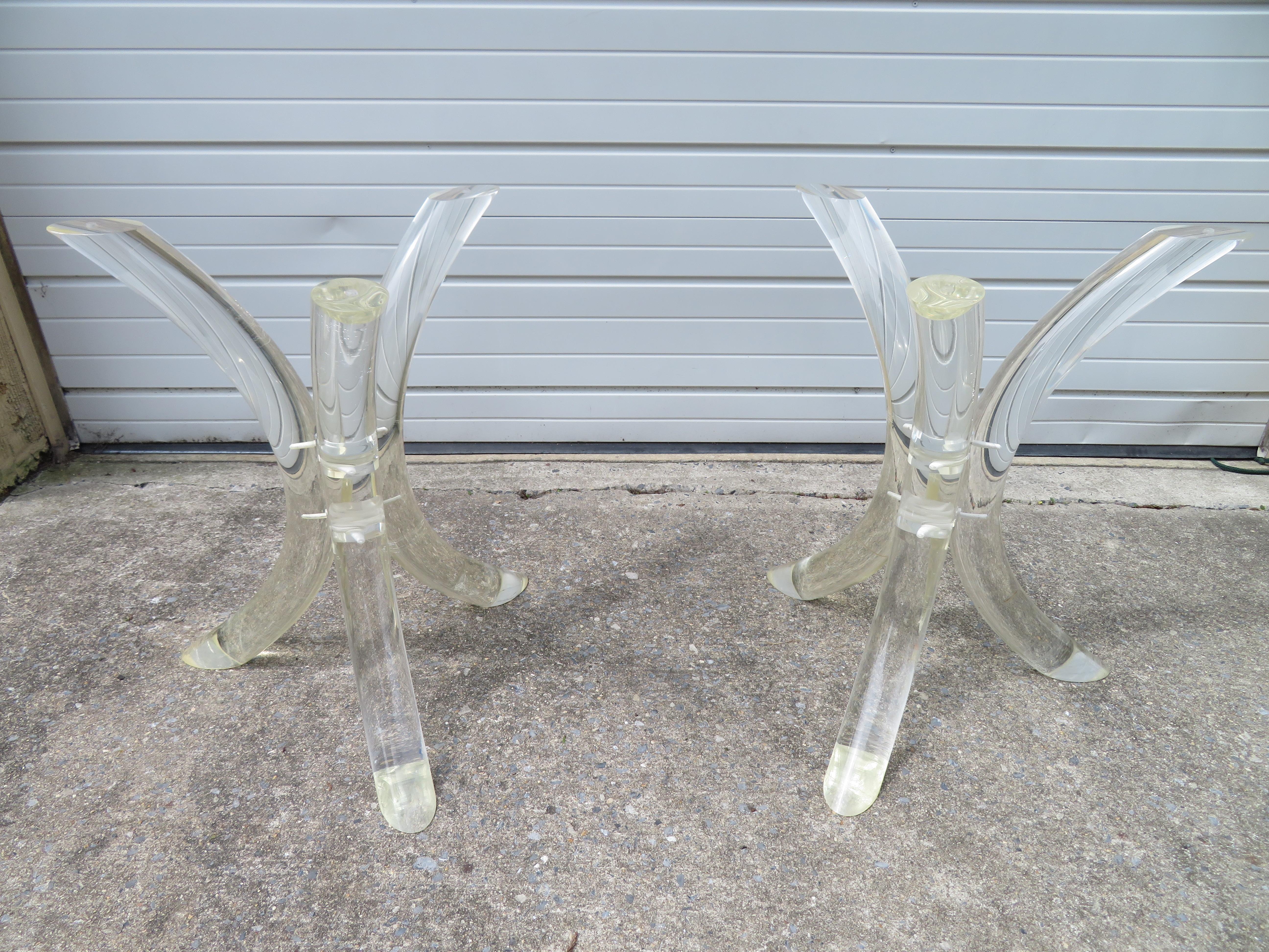 Fabuleuse table/bureau à double piédestal en Lucite de Charles Hollis Jones. Trois piliers incurvés en Lucite constituent les deux bases de cette table Tusk de Charles Hollis Jones. Rejoint au centre et coiffé d'un petit miroir. Nous aimons la