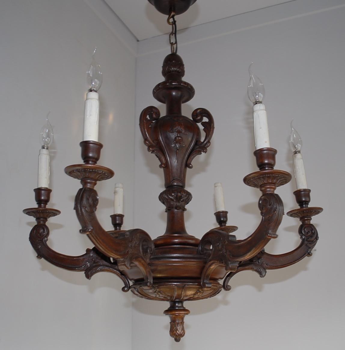 Favoloso lampadario a sei luci in legno di noce intagliato di qualità dei primi del '900 in vendita 8
