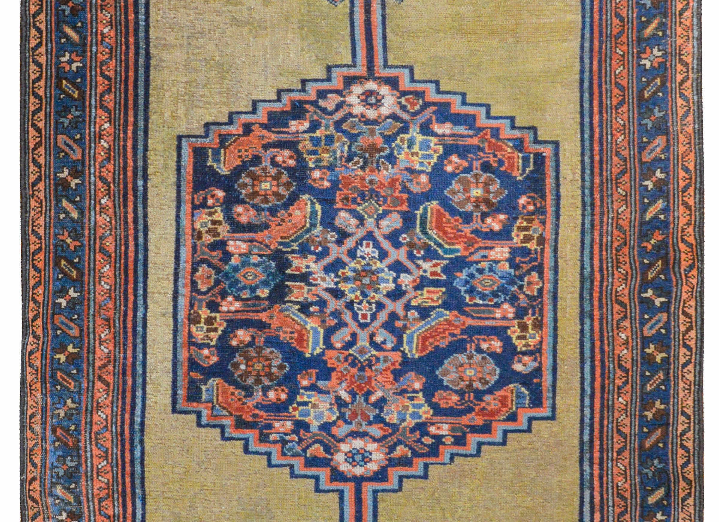 Tribal Fabuleux tapis Serab du début du 20e siècle en vente