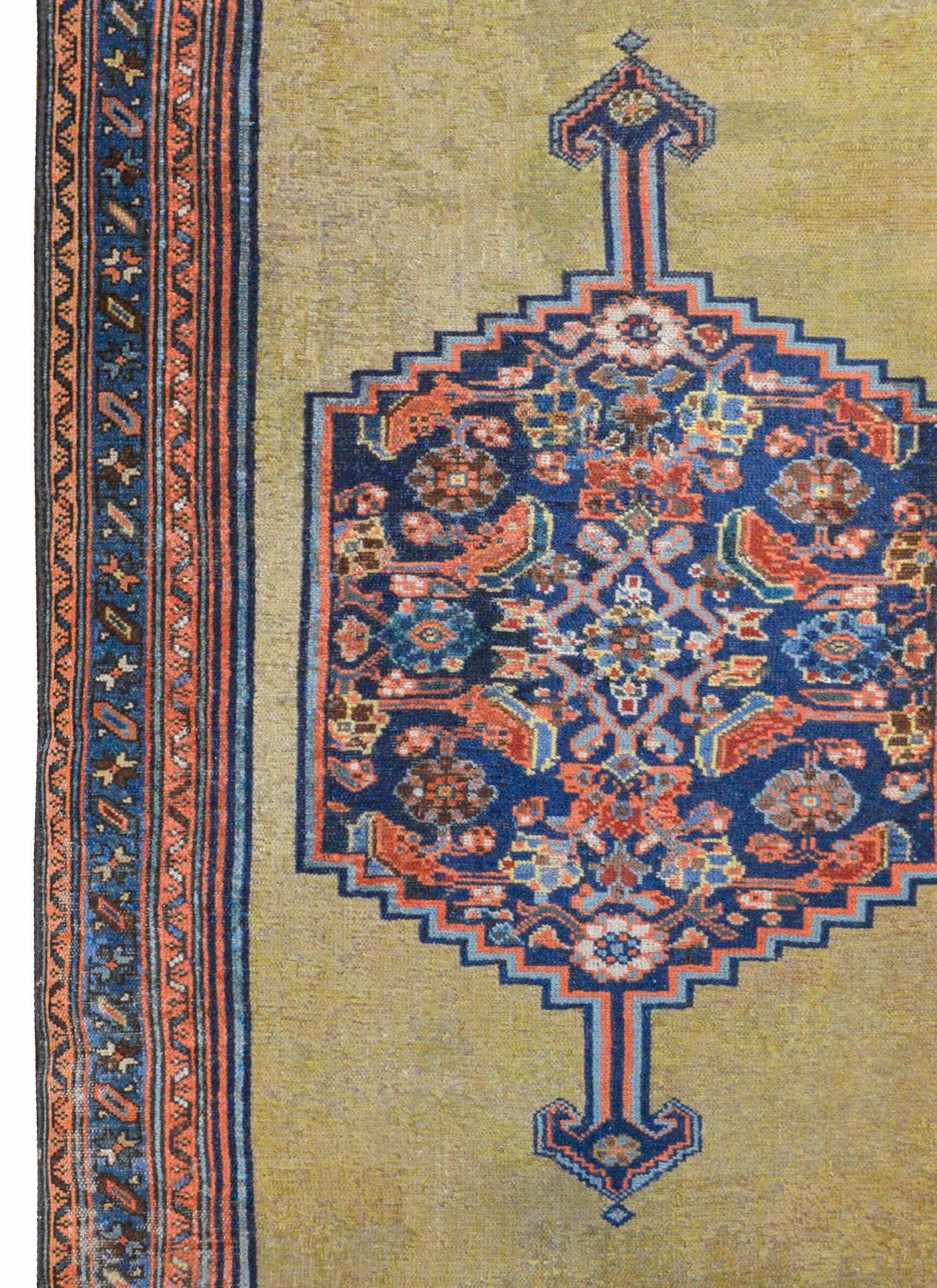 Teinture végétale Fabuleux tapis Serab du début du 20e siècle en vente