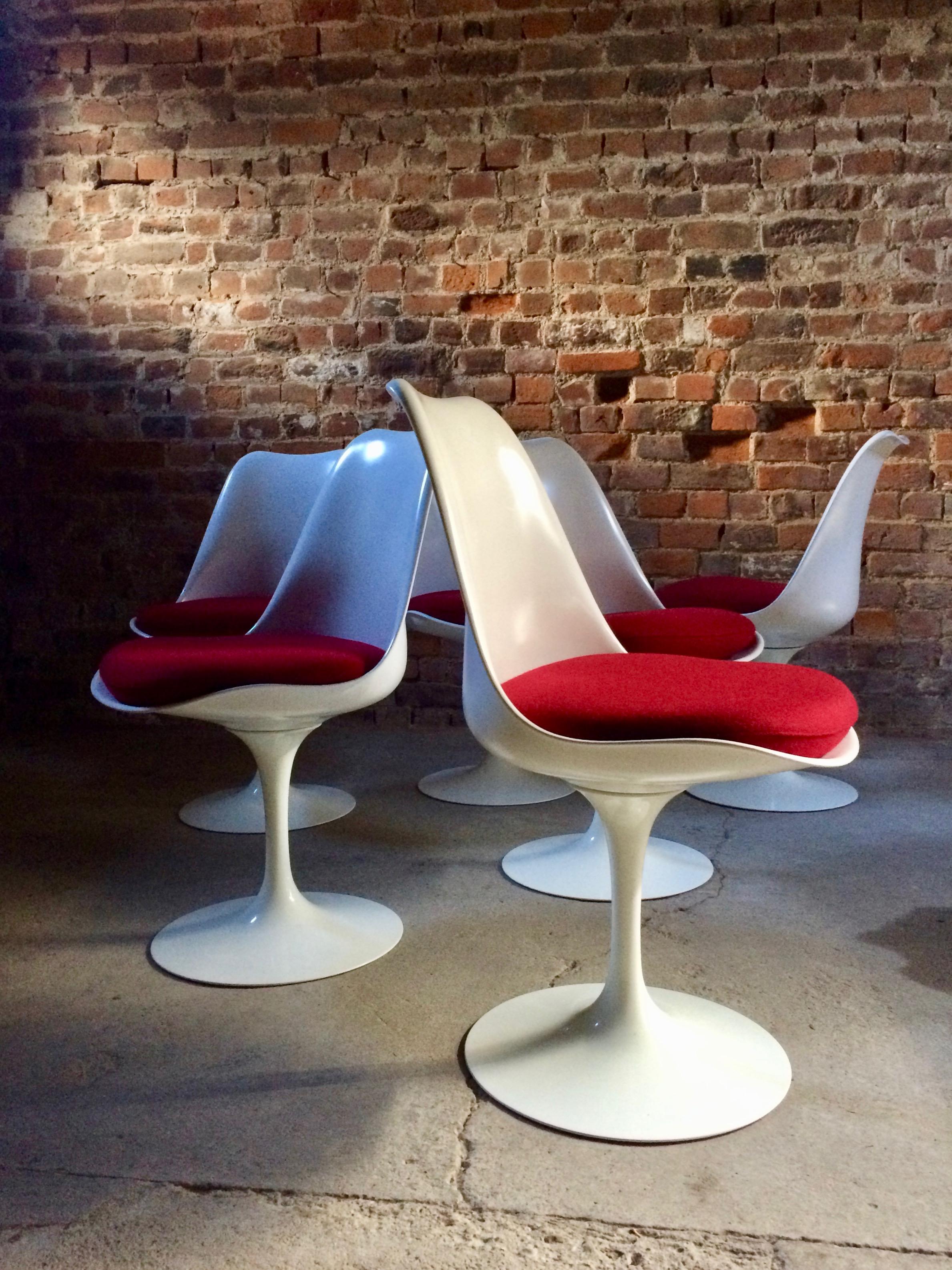 Beautiful set of six Eero Saarinen for Knoll Studio Tulip dining chairs and one Tulip dining table, Florence Knoll was one of the great entrepreneurs of Mid-Century Modern design, one of her most enduring projects was the Tulip dining table created