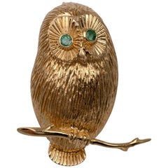 Fabulous Emerald Owl Brooch 14 Karat Yellow Gold Large Size 8.8 Grams