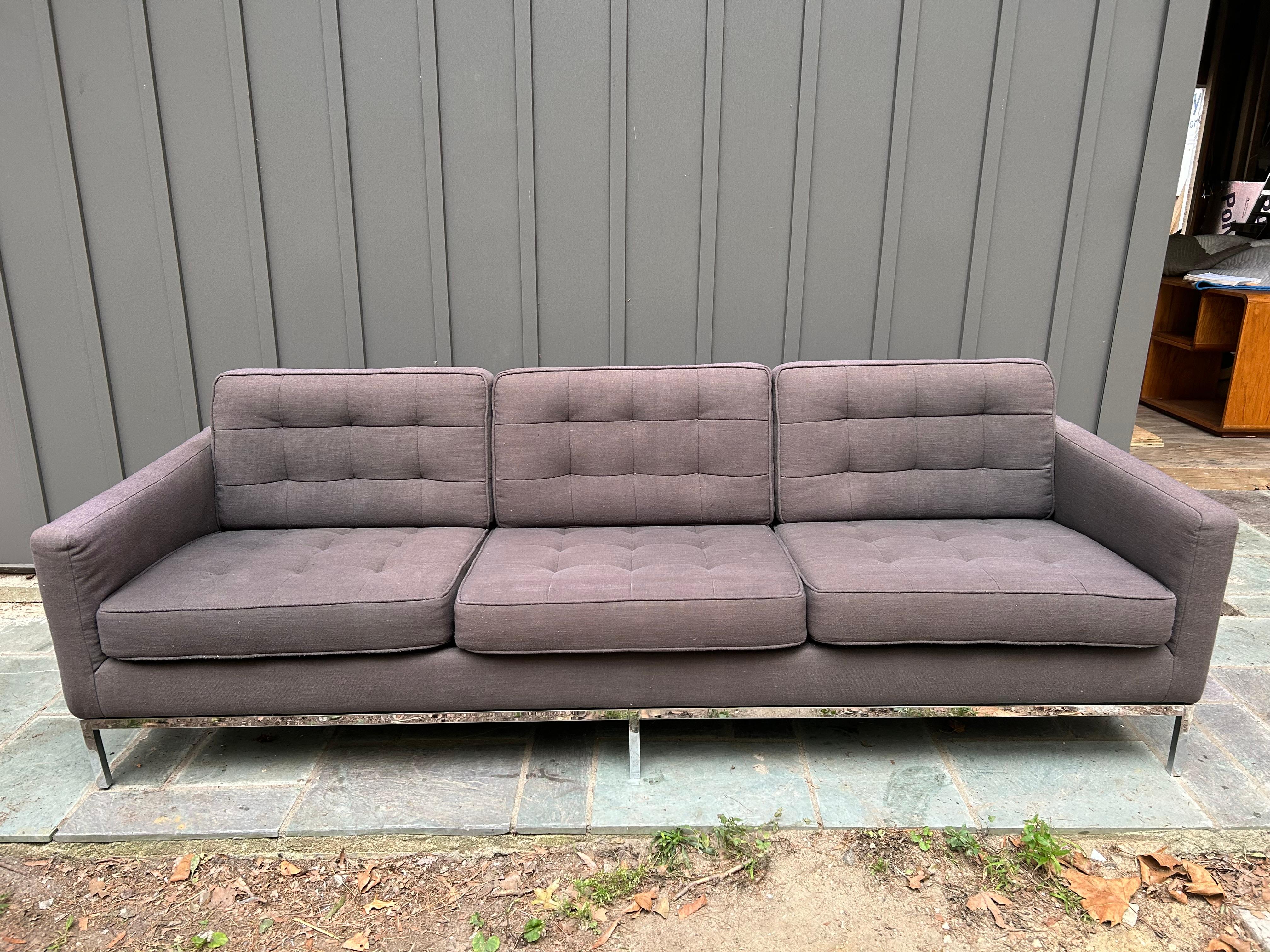 Ce canapé chromé 3 places Florenc Knoll vintage est vraiment un meuble étonnant qui a tout pour plaire. Ces canapés sont extrêmement bien faits et incroyablement confortables.
  Florence Knoll a toujours abordé la conception de meubles en gardant à