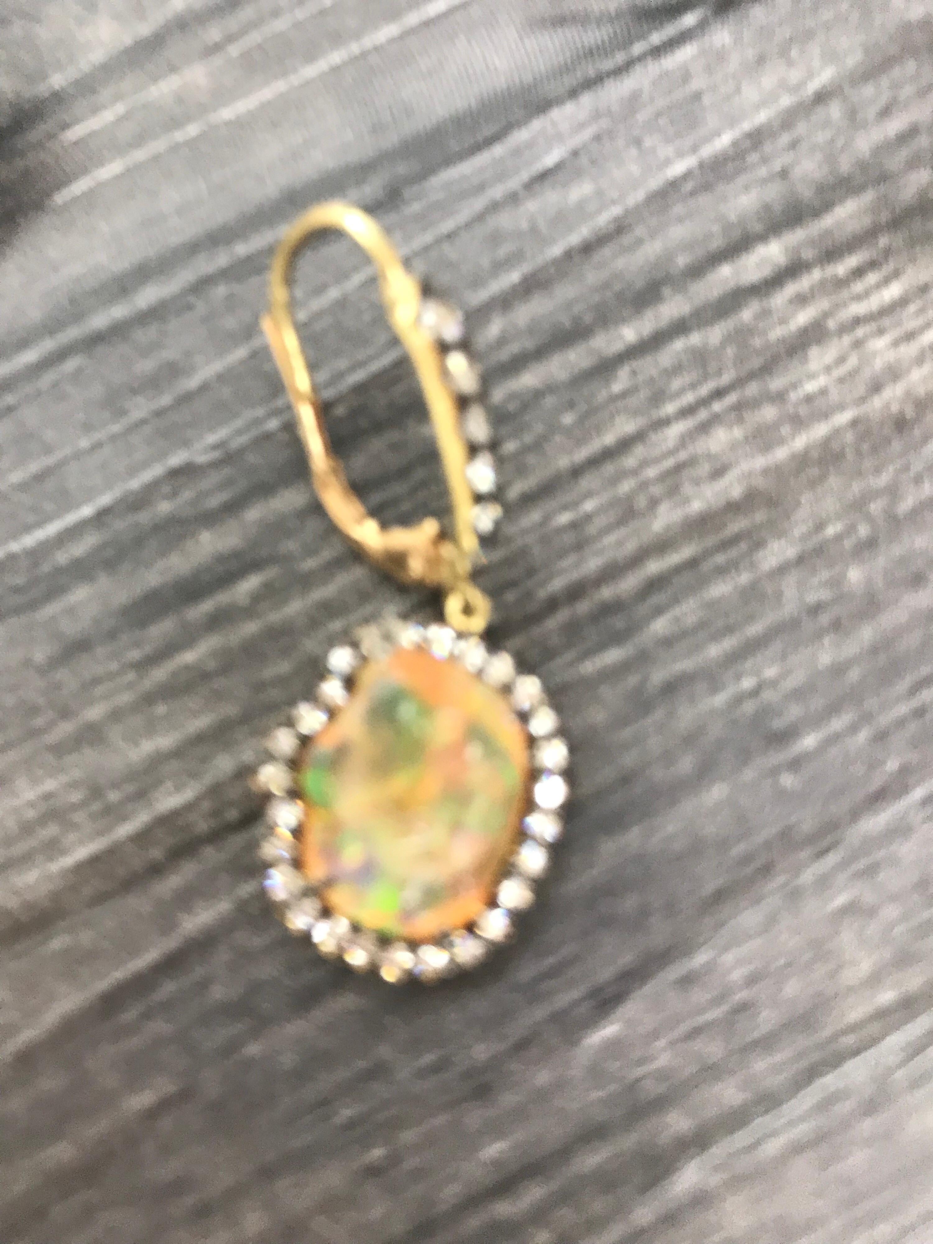 Fabelhafte Freiform-Ohrringe aus mexikanischem Opal mit Diamant-Akzent aus 18 Karat Gold (Zeitgenössisch)