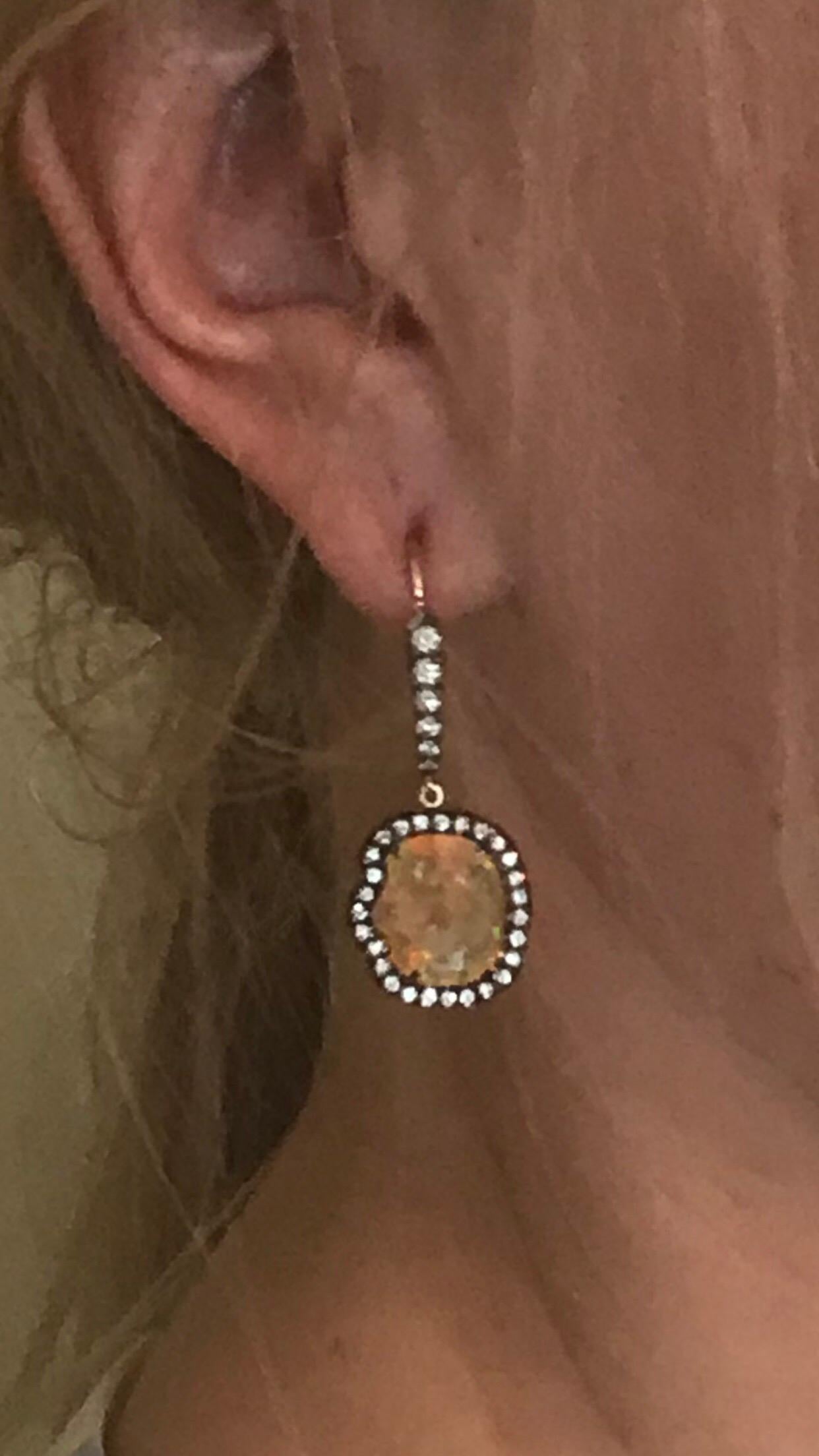 Fabelhafte Freiform-Ohrringe aus mexikanischem Opal mit Diamant-Akzent aus 18 Karat Gold im Zustand „Neu“ in Morristown, NJ