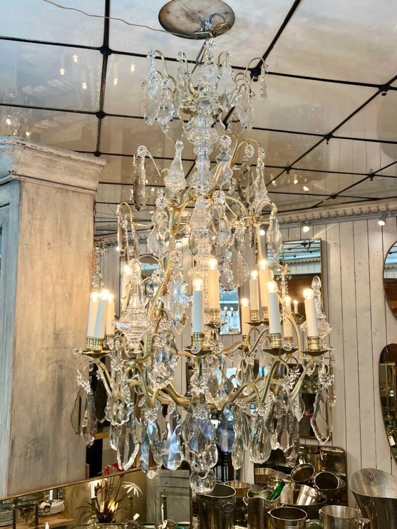 Grande e grazioso lampadario a prisma proveniente dalla Francia, risalente al 1900 circa. Ha un'elegante struttura in bronzo lucido ed è dotata di 15 luci su 2 livelli.

Decorato in modo splendido ed elaborato con grandi prismi sfaccettati, che