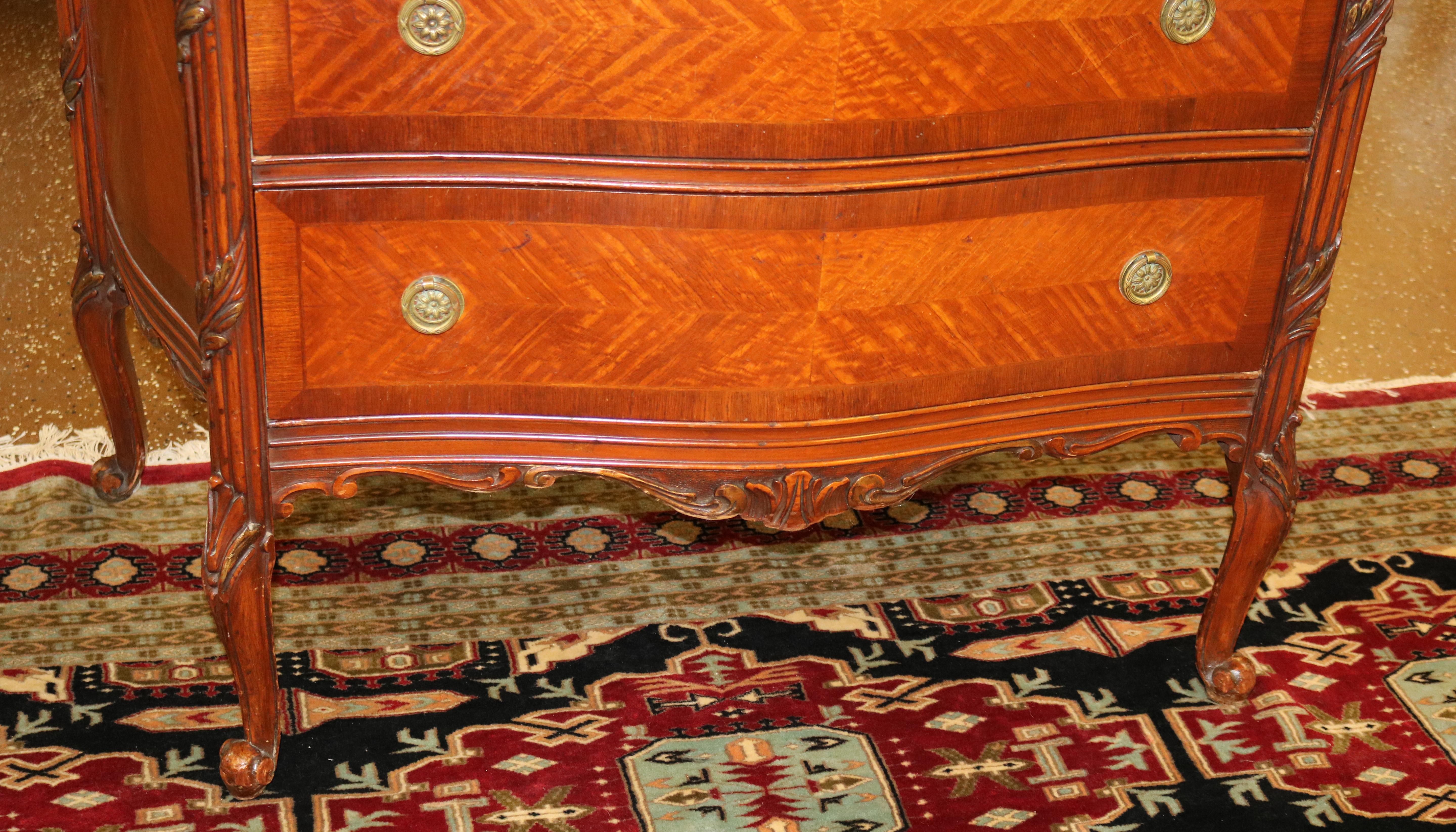 Fabuleuse commode haute en bois de roi marqueté de style Louis XV en vente 5