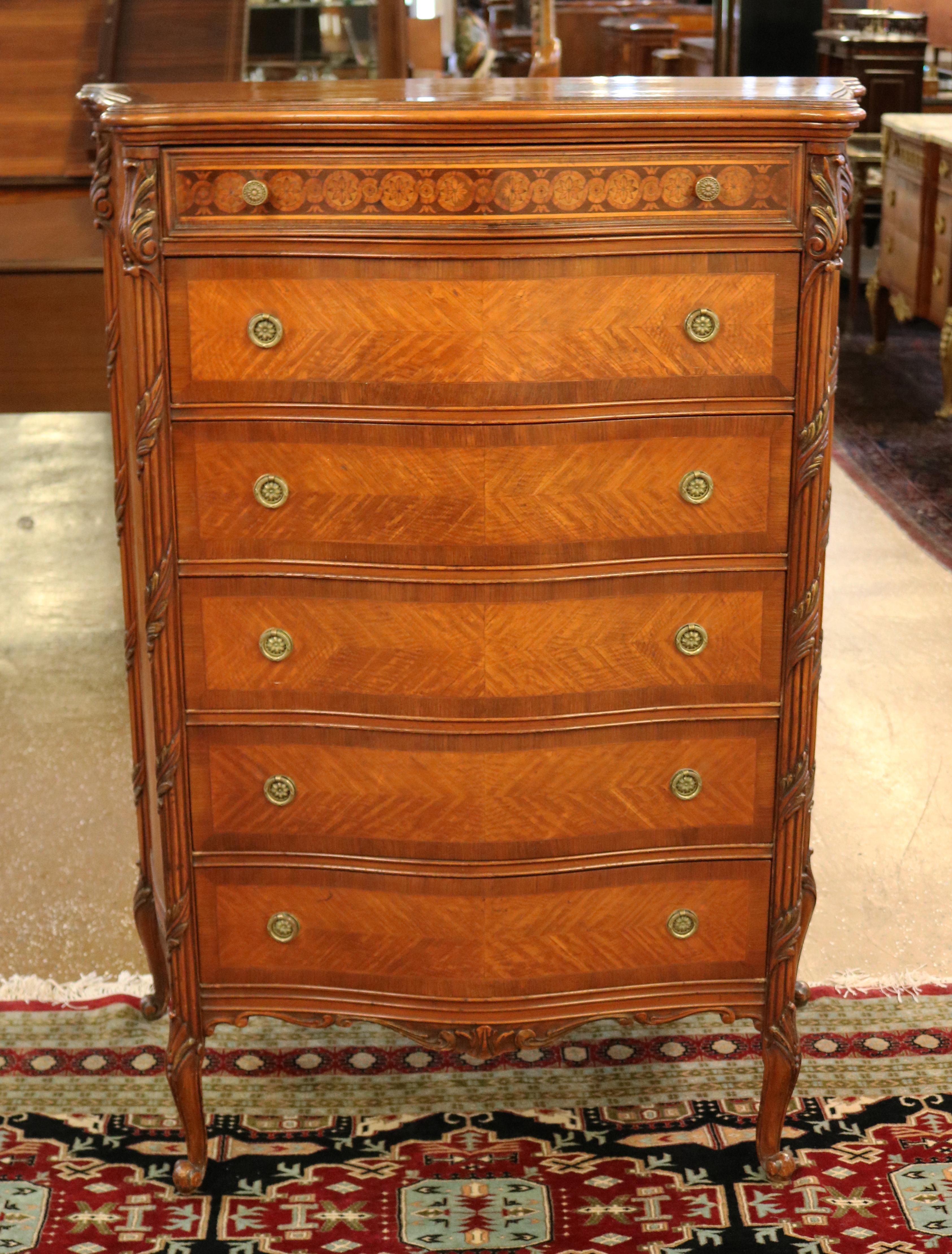 Fabuleuse commode haute en bois de roi marqueté de style Louis XV

Dimensions : 55