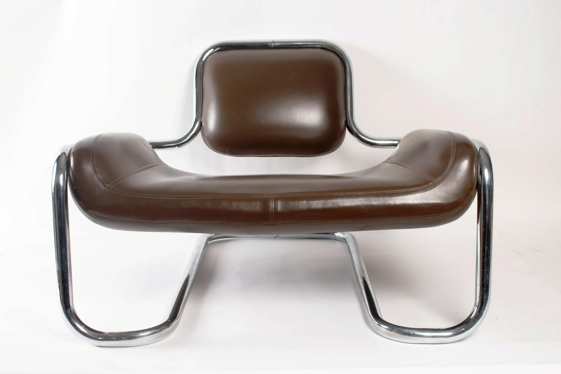Fabuleux fauteuil futuriste Limande par Kwok Hoï Chan pour  Maison Maison Steiner, 1968, France,
Skai chromé et chocolaté
rayures mineures.

Né à Hong Kong en 1939, Kwok Hoï Chan est une figure attachante du design international. Il entreprend des