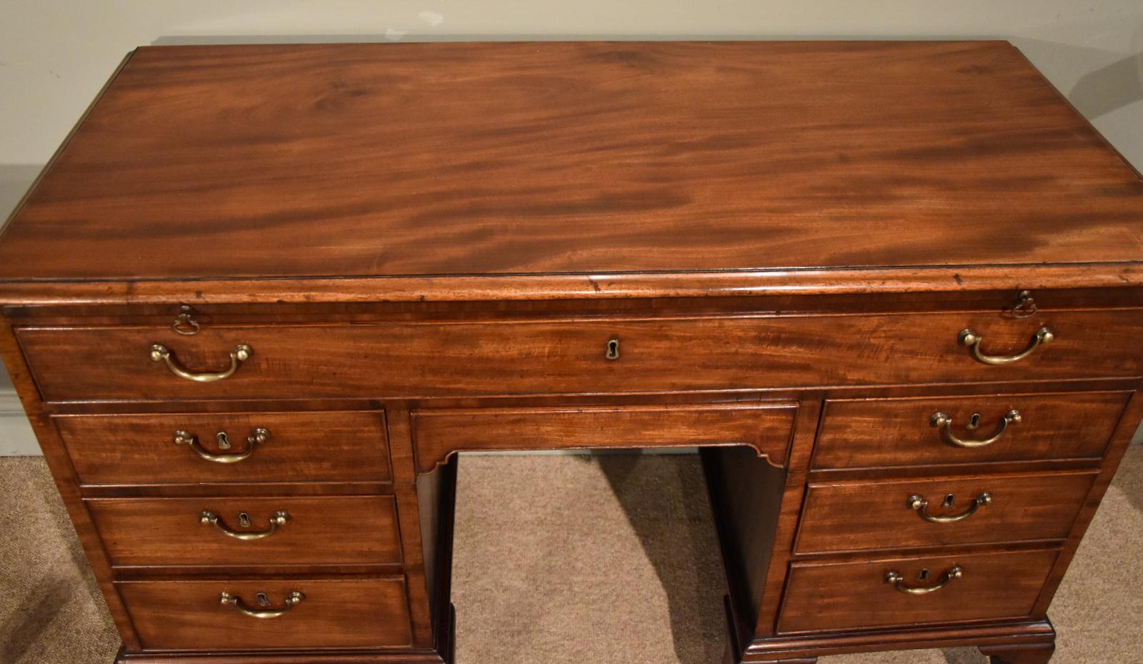 Fabulous George III Mahogany Kneehole Desk In Good Condition In Wiltshire, GB