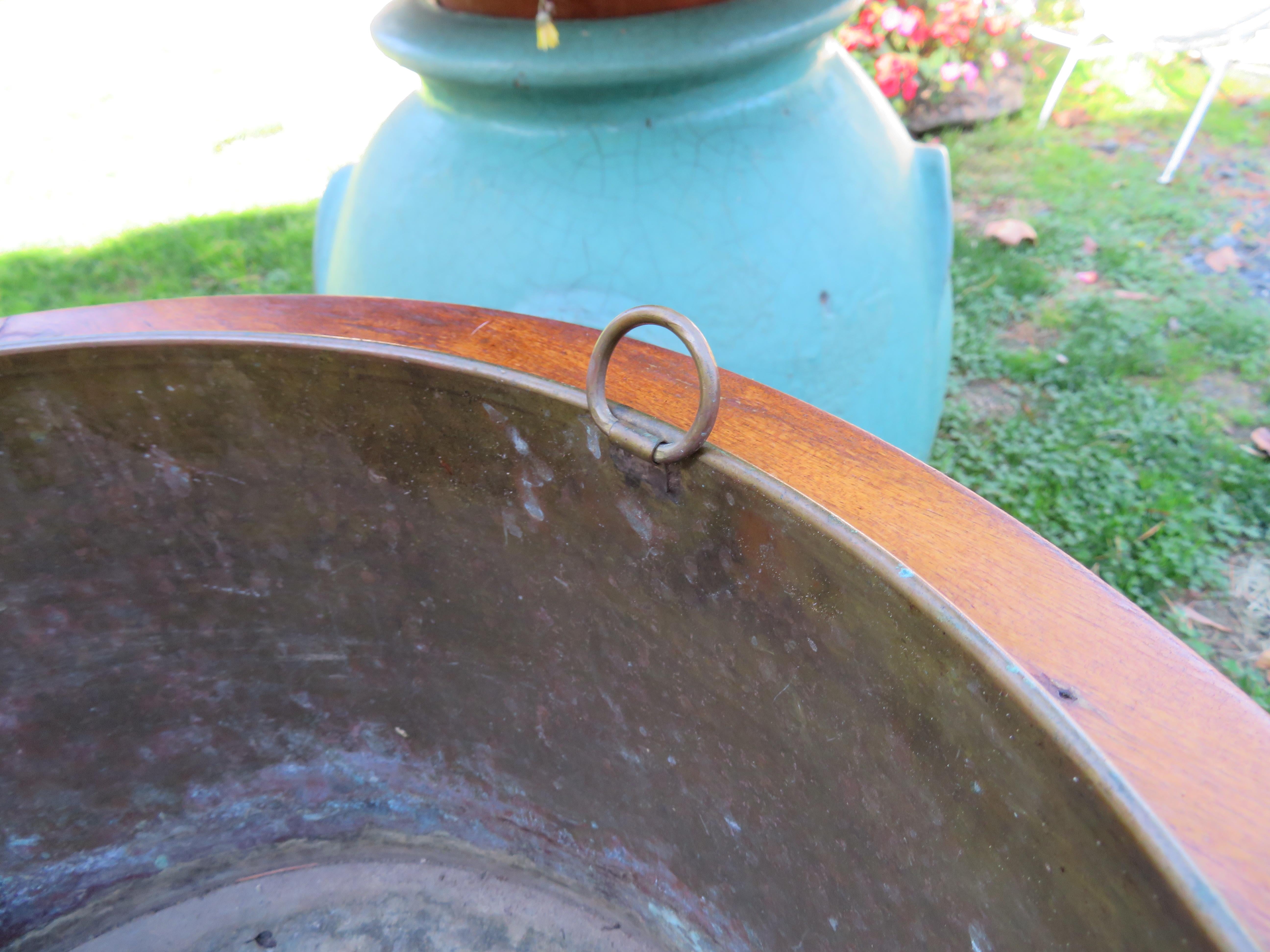 Fabulous George lll Style Brass Banded Cellarate Wine Cooler Planter Brass Liner In Good Condition For Sale In Pemberton, NJ