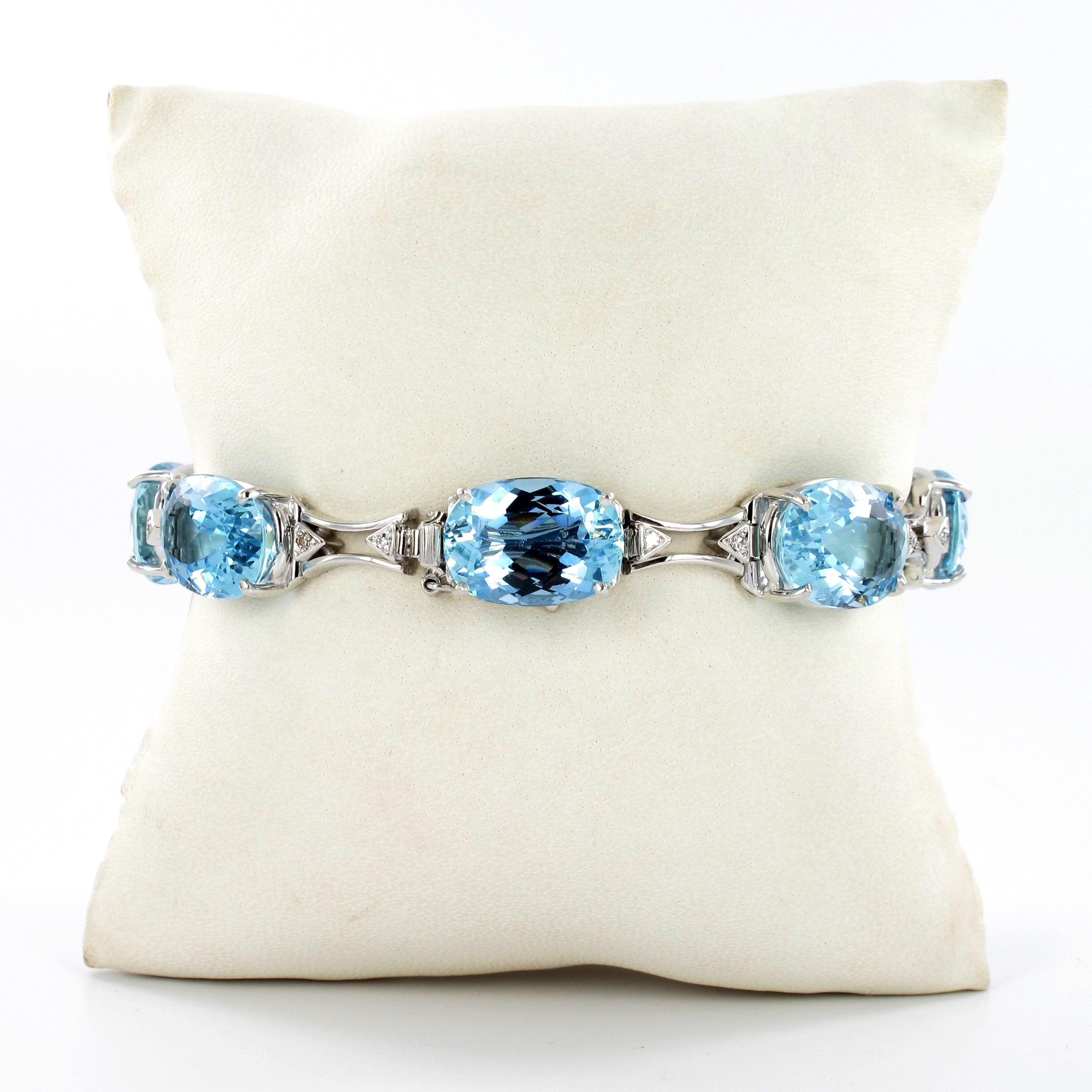 Contemporary Fabulous H. Stern Aquamarine and Diamond Bracelet in 18 Karat White Gold For Sale