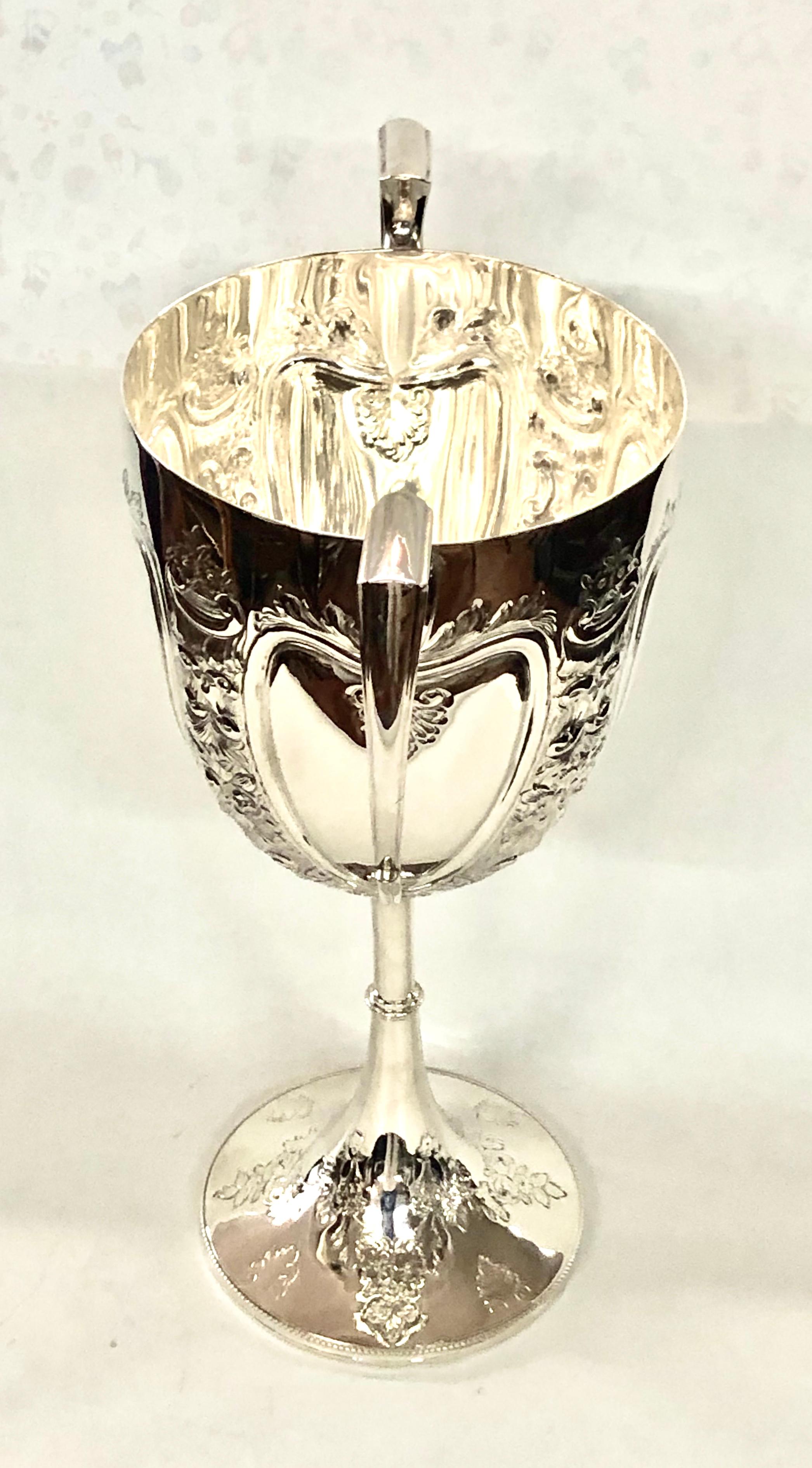 Anglais Fabuleux trophée ou coupe en argent anglaise Sheffield ciselée à la main en métal argenté en vente