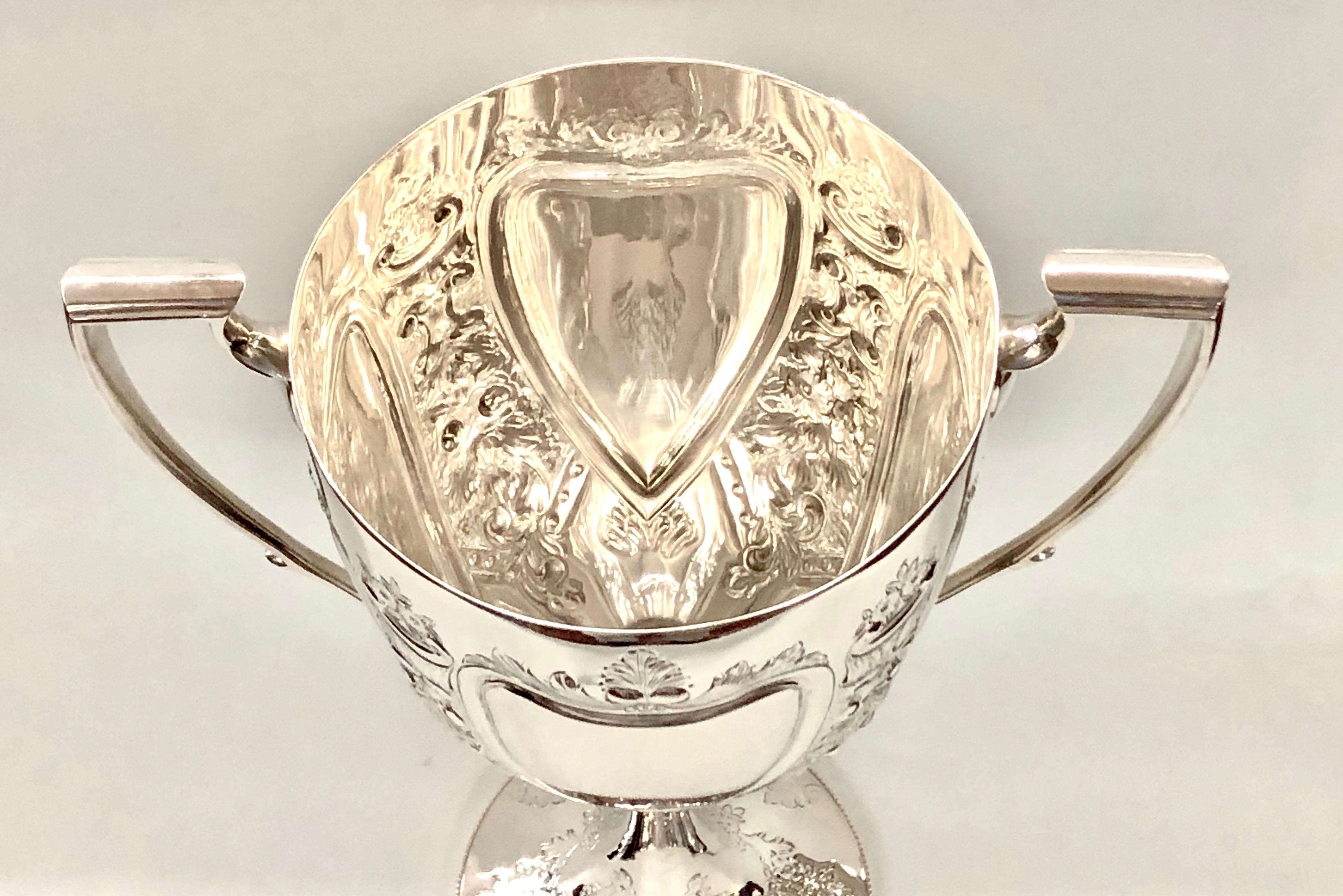 Fabuleux trophée ou coupe en argent anglaise Sheffield ciselée à la main en métal argenté Bon état - En vente à Charleston, SC