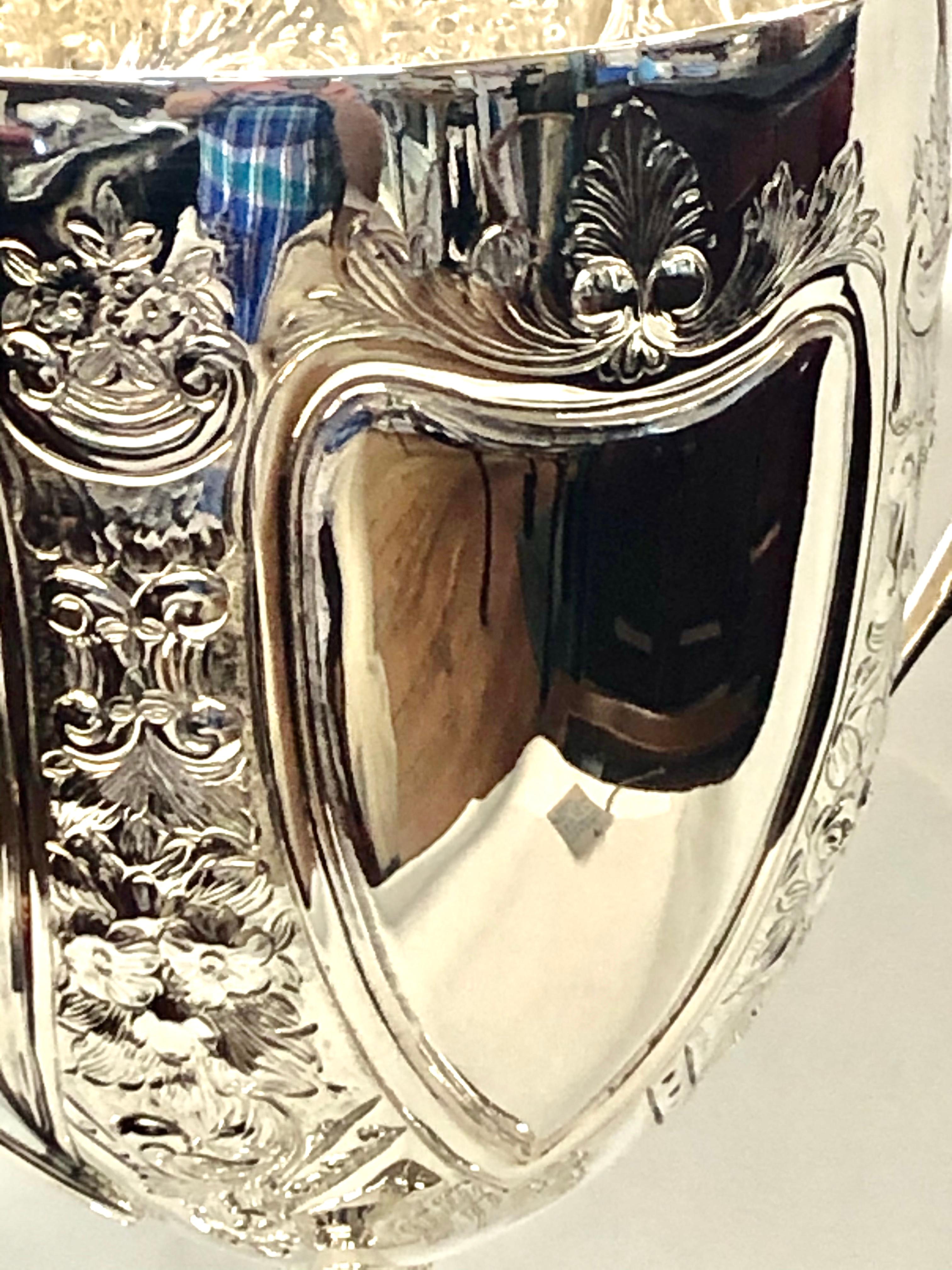 Fabuleux trophée ou coupe en argent anglaise Sheffield ciselée à la main en métal argenté en vente 1
