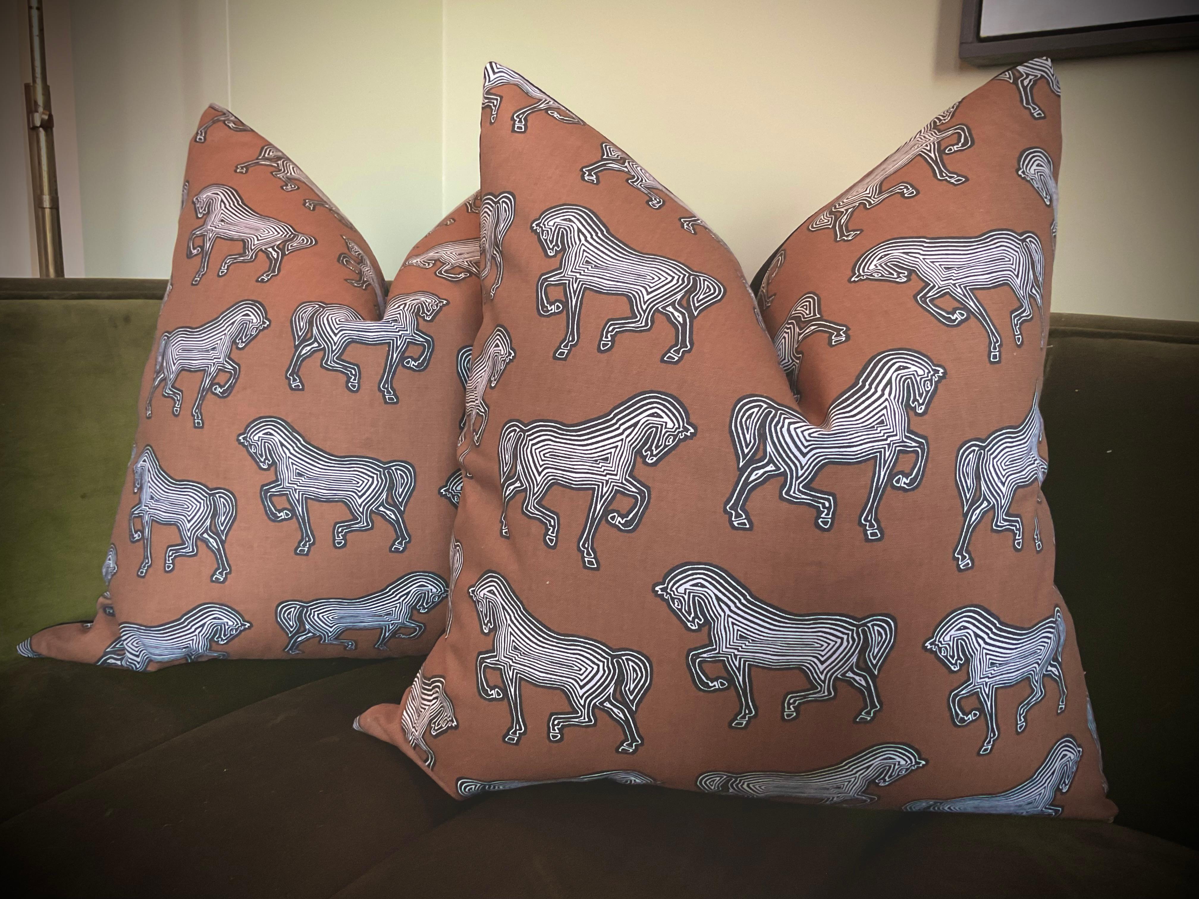 Fabrice lino pesante della casa di tessuti di alta gamma Schumacher! Questo delizioso materiale in un morbido marrone cacao presenta cavalli a strisce bianche che trottano sulla scena! Questa stampa grafica chic, che si adatta perfettamente sia agli