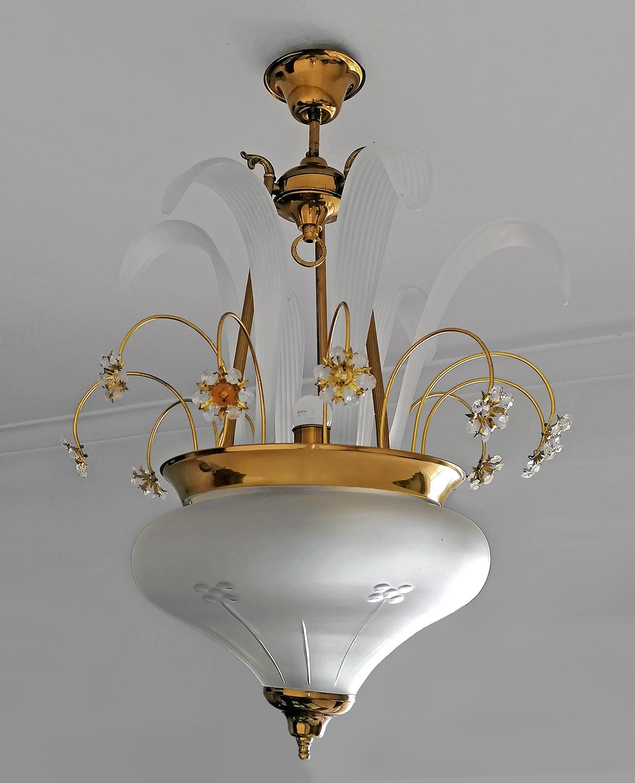Fabulous Hollywood Regency Murano Crystal Flower Bouquet & Gilt Brass Chandelier In Good Condition For Sale In Coimbra, PT