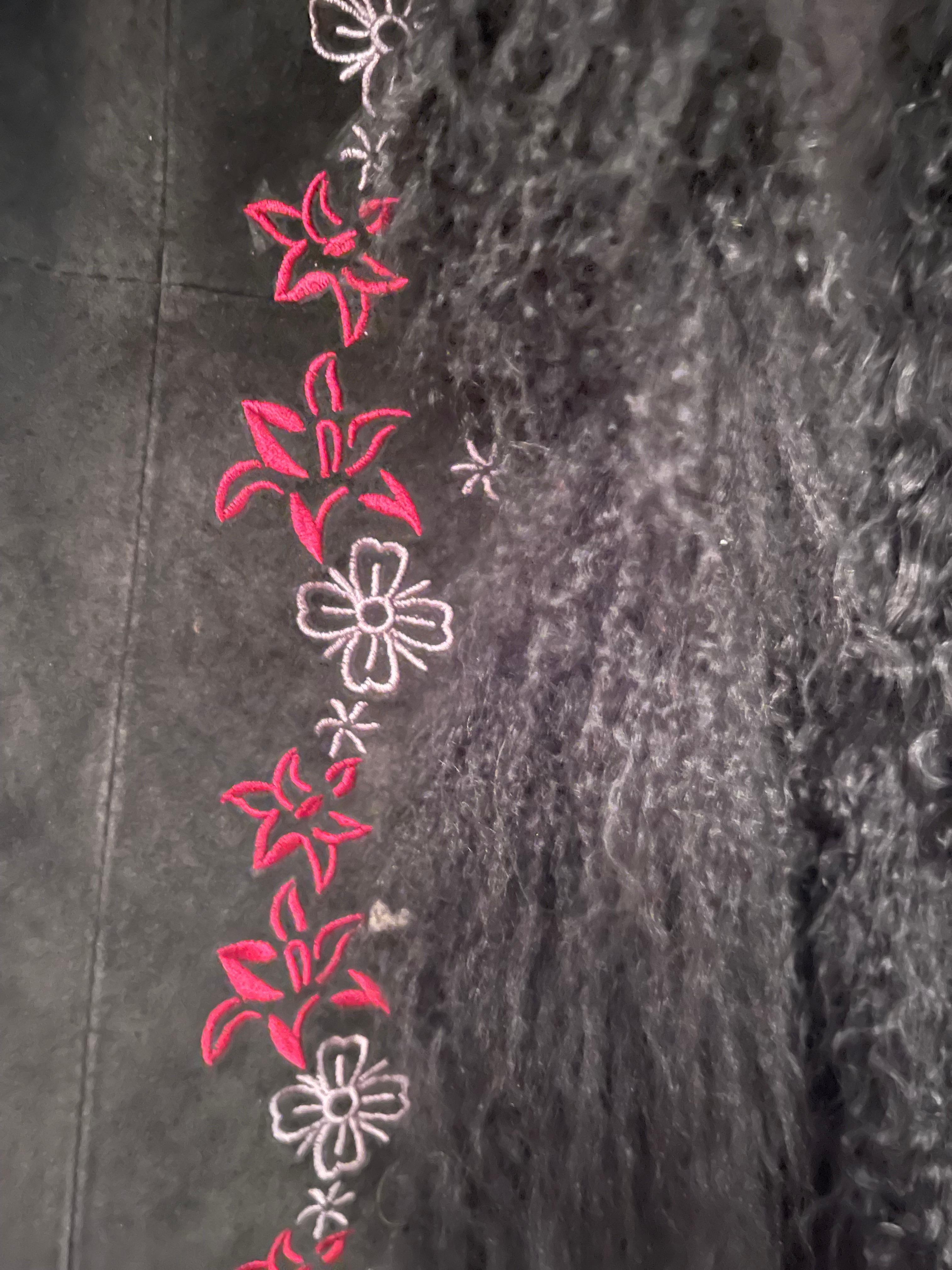 Fabuloso Abrigo Italiano de Ante Raffaelo con Bordado de Piel de Mongolia Talla M en Bueno estado para la venta en Boca Raton, FL