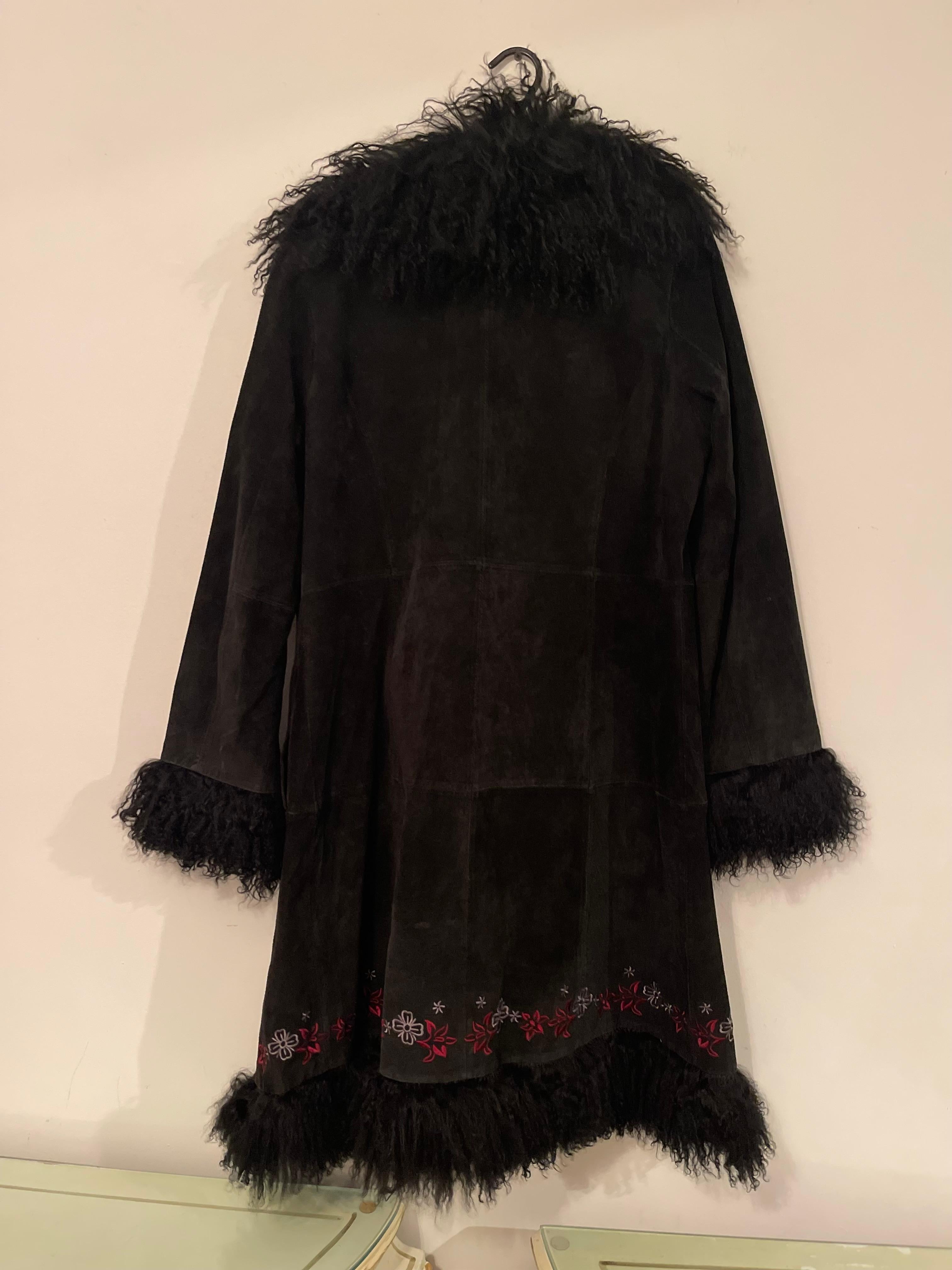 Fabuloso Abrigo Italiano de Ante Raffaelo con Bordado de Piel de Mongolia Talla M finales del siglo XX en venta