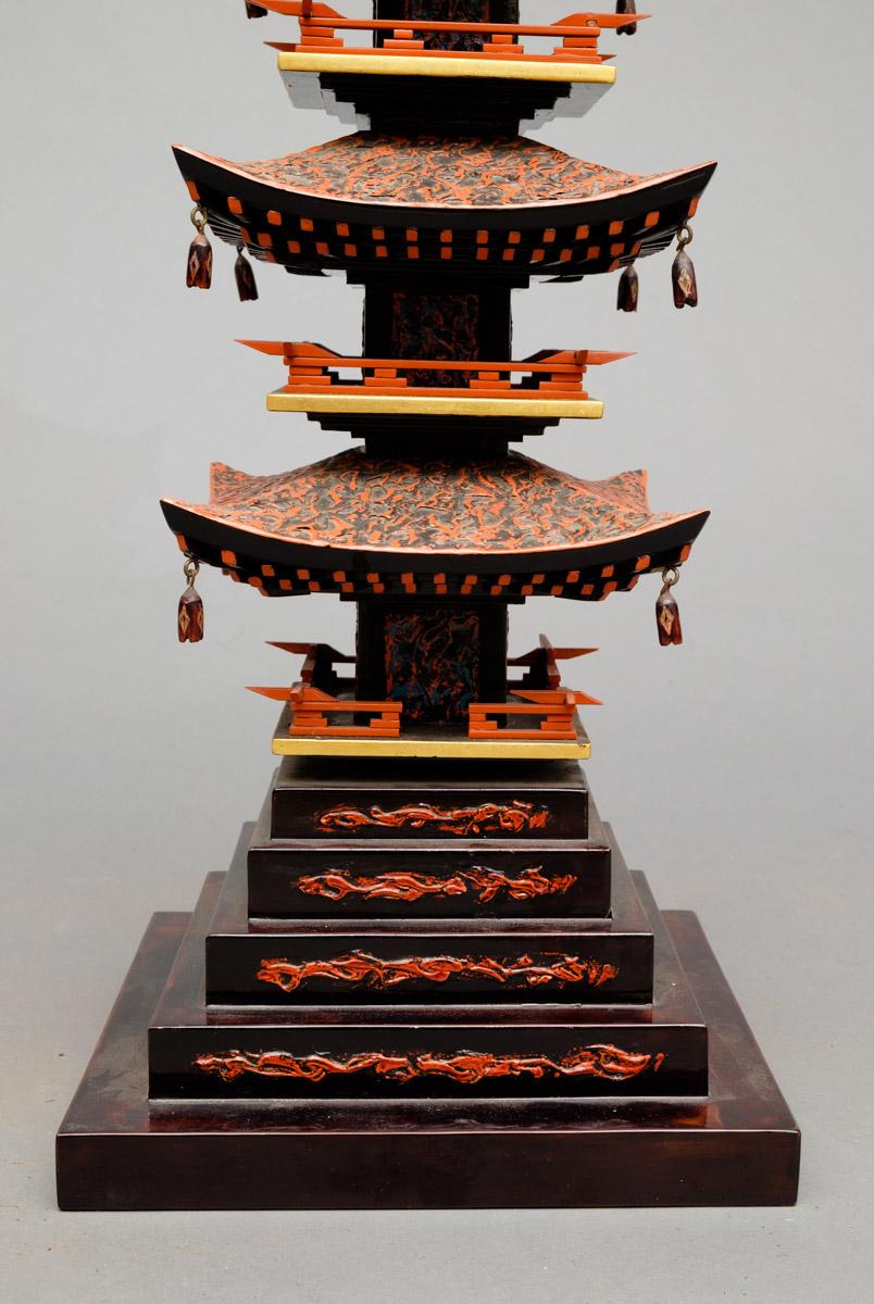Wajima-Lackmodell einer fünfstöckigen Pagode von dem zeitgenössischen Lackmeister Miyasaki Masahiro.

In der signierten Originalschachtel, einschließlich eines hölzernen Labels.

Größe: H. 116 cm.

 