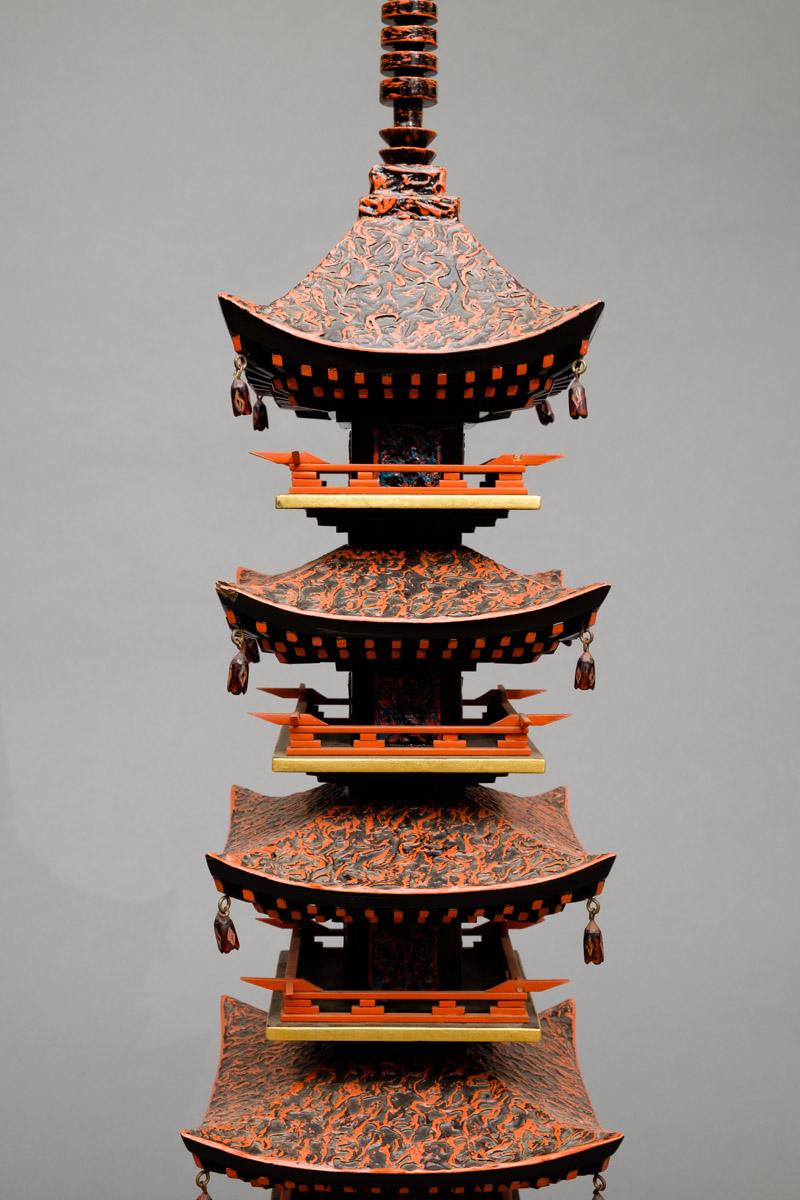 Fabelhafte Lack- Pagoden-Chinoiserie-Skulptur mit Original-Holzschachtel (Showa) im Angebot