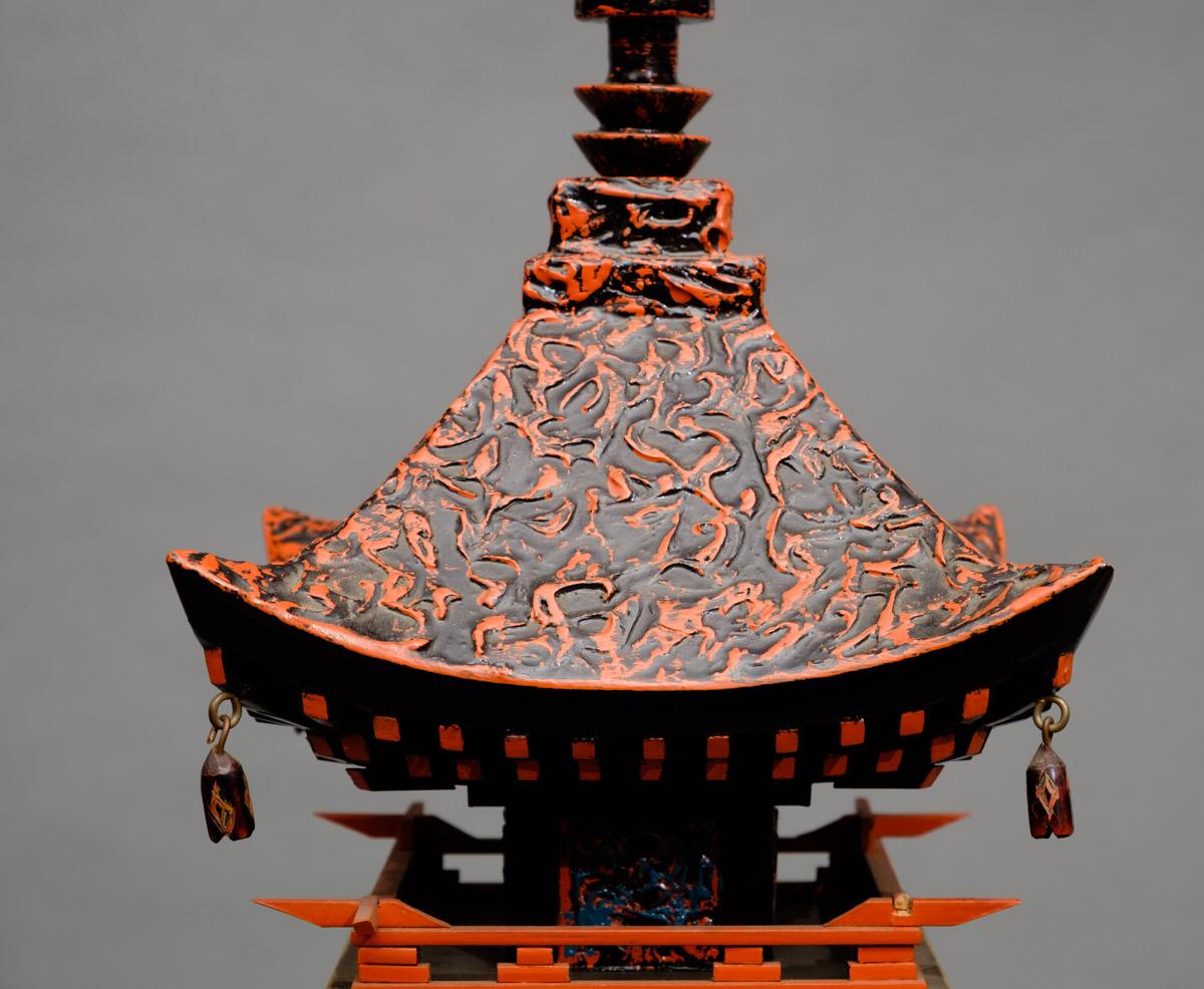 Fabelhafte Lack- Pagoden-Chinoiserie-Skulptur mit Original-Holzschachtel (Japanisch) im Angebot