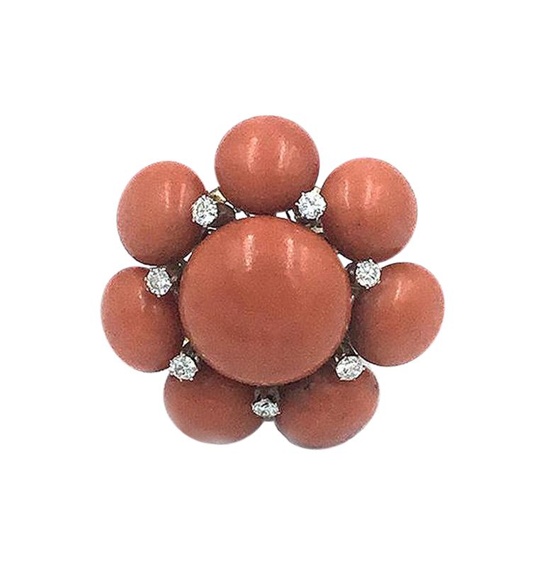 Superbe, grande et impressionnante bague grappe de fleurs en corail et diamants en vente