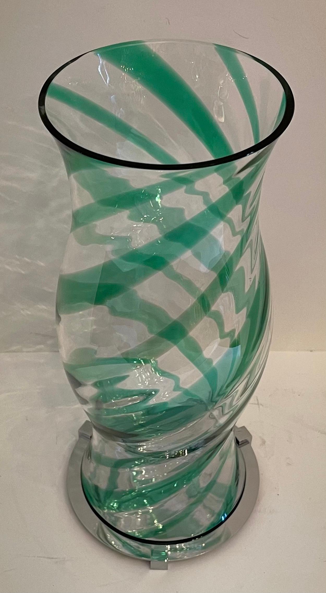 Un fabuleux ouragan moderne italien de Murano avec des abat-jours en verre soufflé en forme d'urne avec un motif de tourbillon vert reposant sur des bases en nickel poli (base 7 1/4