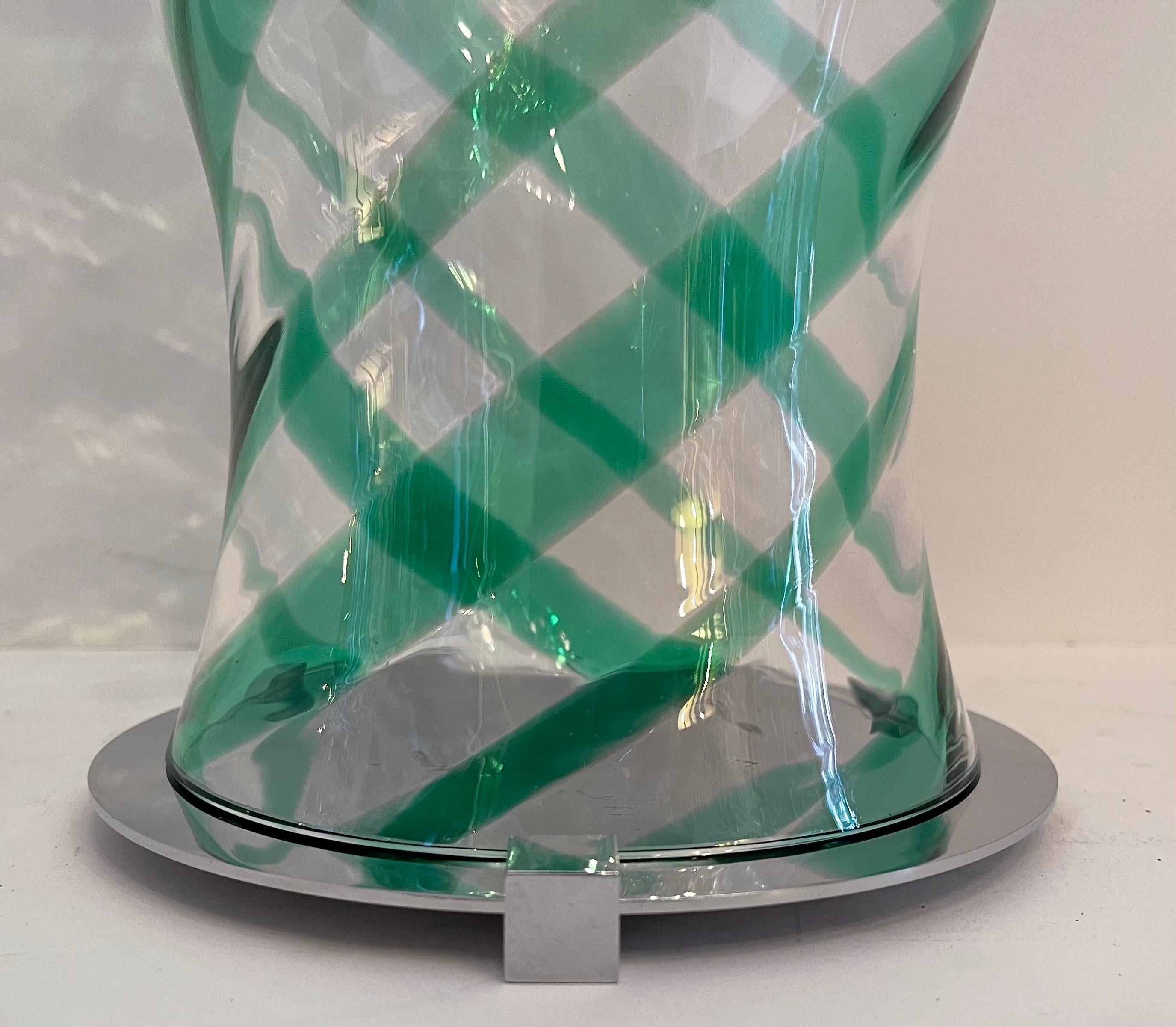 italien Fabuleux grand abat-jour moderne Lorin Marsh Green Blown Glass Hurricane Base en nickel en vente