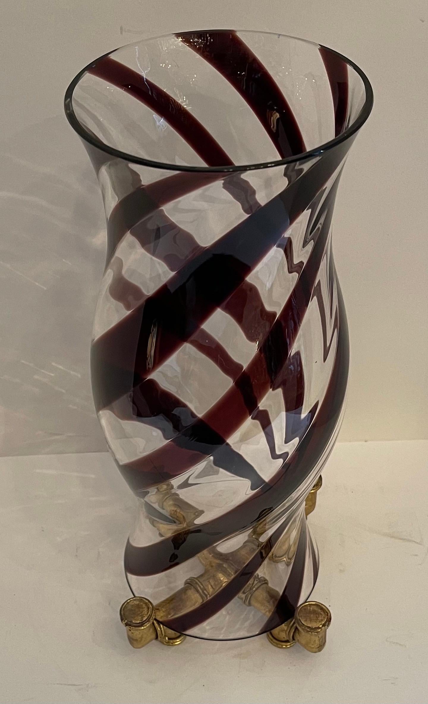 Un favoloso paralume moderno in vetro soffiato a mano di Murano Hurricane a forma di urna con un motivo a volute rosse che poggia su una base a forma di bambù dorata (la base misura 6