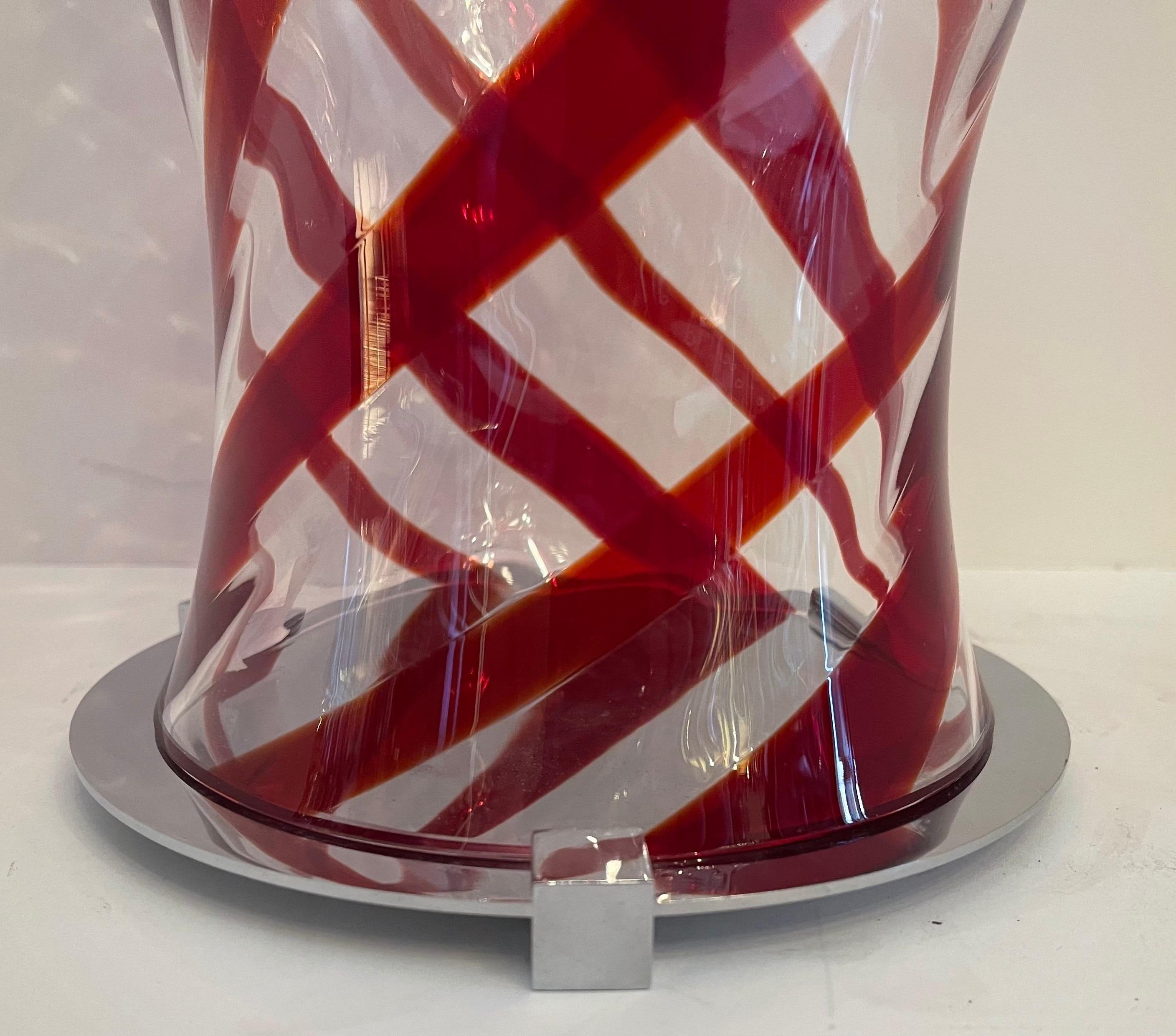 Moderne Fabuleux grand abat-jour moderne Lorin Marsh rouge en verre soufflé à l'orage avec base en nickel en vente