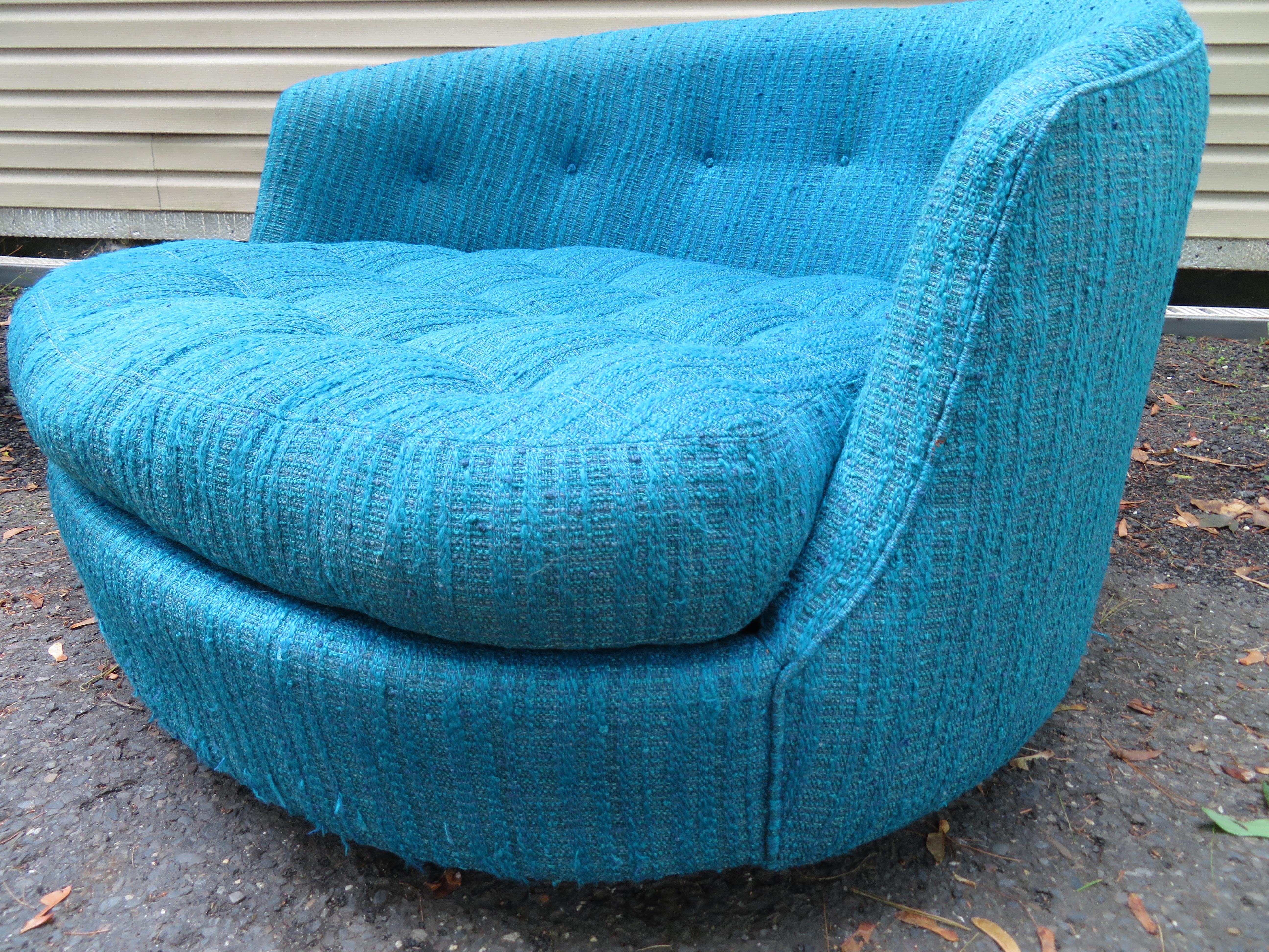 Fabulous Large Round Circular Milo Baughman Swivel Lounge Chair Thayer Coggin In Good Condition In Pemberton, NJ
