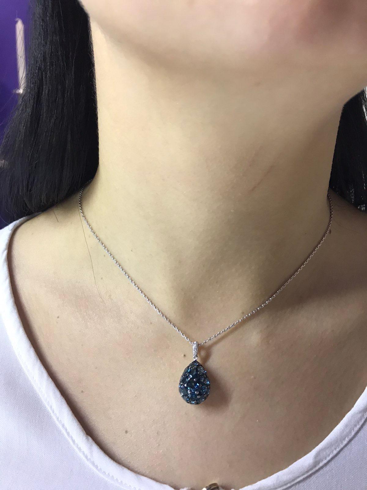 Fabuleux collier à pendentif en or blanc 18 carats avec topaze bleue de Londres Neuf - En vente à Genève, GE