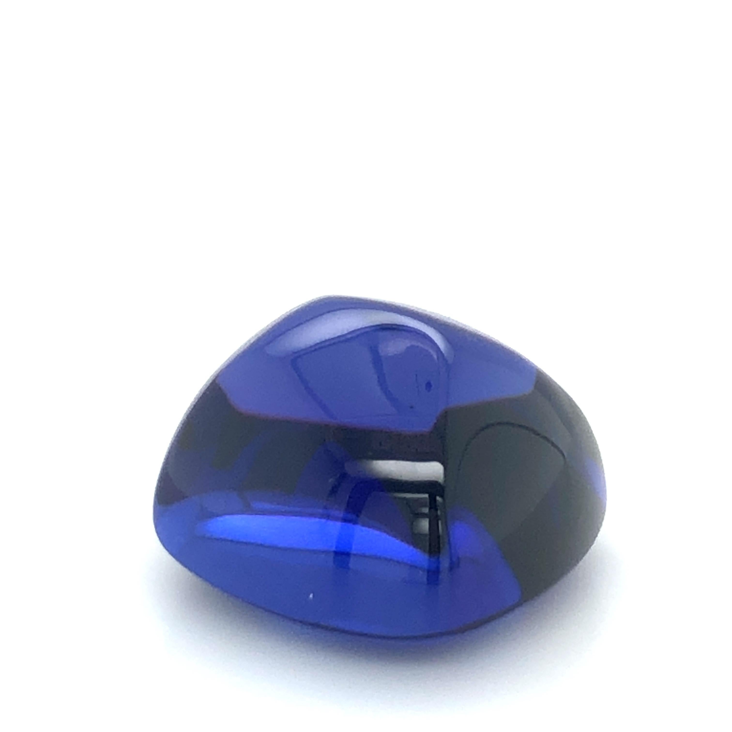 Schöner großer Zuckerhut-Tansanit von 26,20 ct. Schöne und satte violett-blaue Farbe, die gleichmäßig über den Stein verteilt ist. Großes Kristall und 100% augenrein. Der Zuckerhut-Schliff ist eine Abwandlung des klassischen Cabochon-Schliffs. Die
