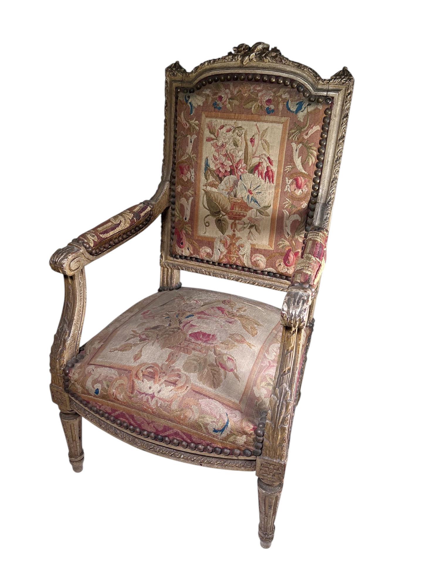 Une chaise miniature de style Louis XVI extrêmement rare et exquise, magnifiquement conservée avec sa finition peinte d'origine et son authentique tapisserie au petit point. Cette pièce exceptionnelle capture toute l'élégance et le raffinement de