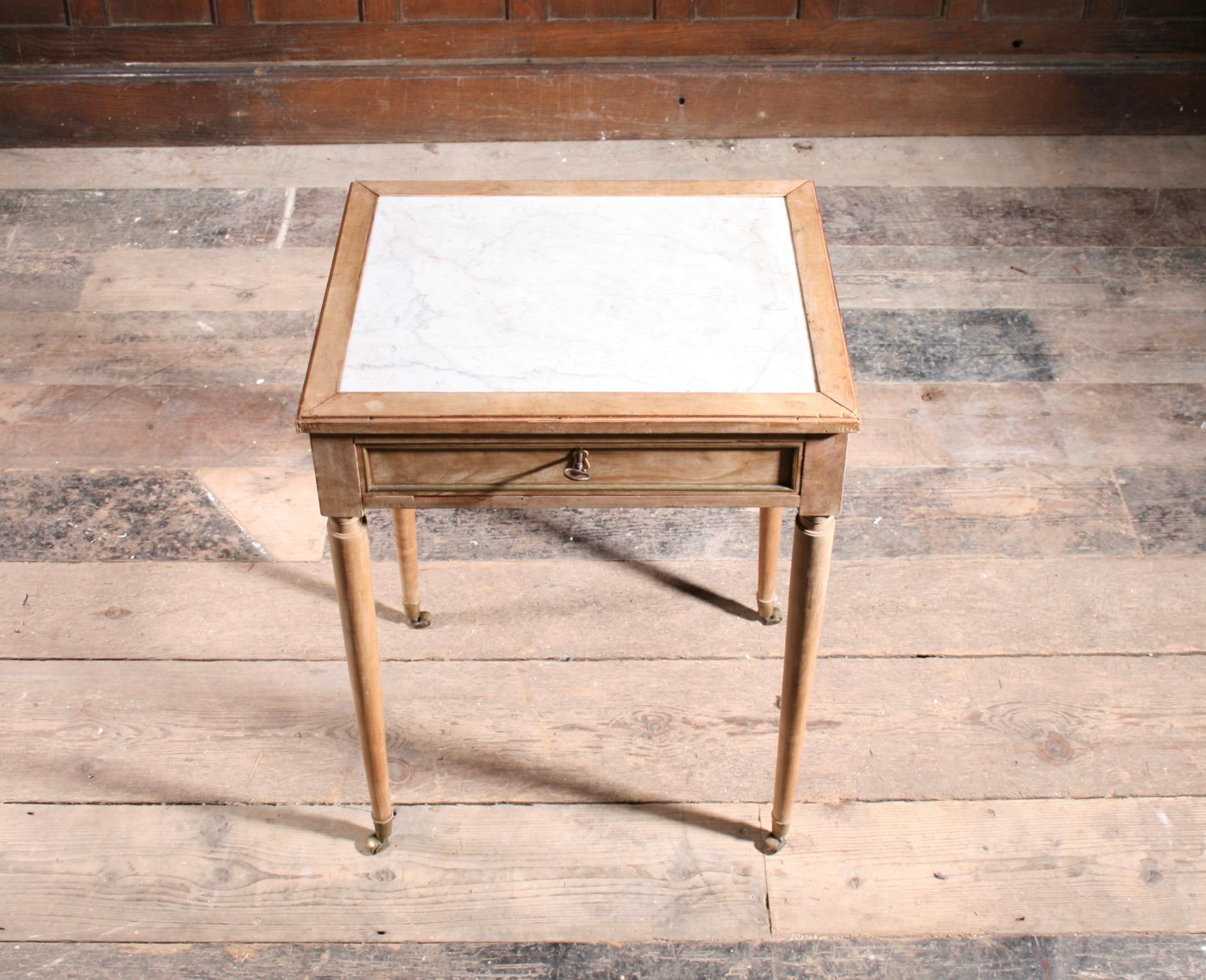 Stile provenzale Fabulous Maple & Carrara Marble Table in vendita