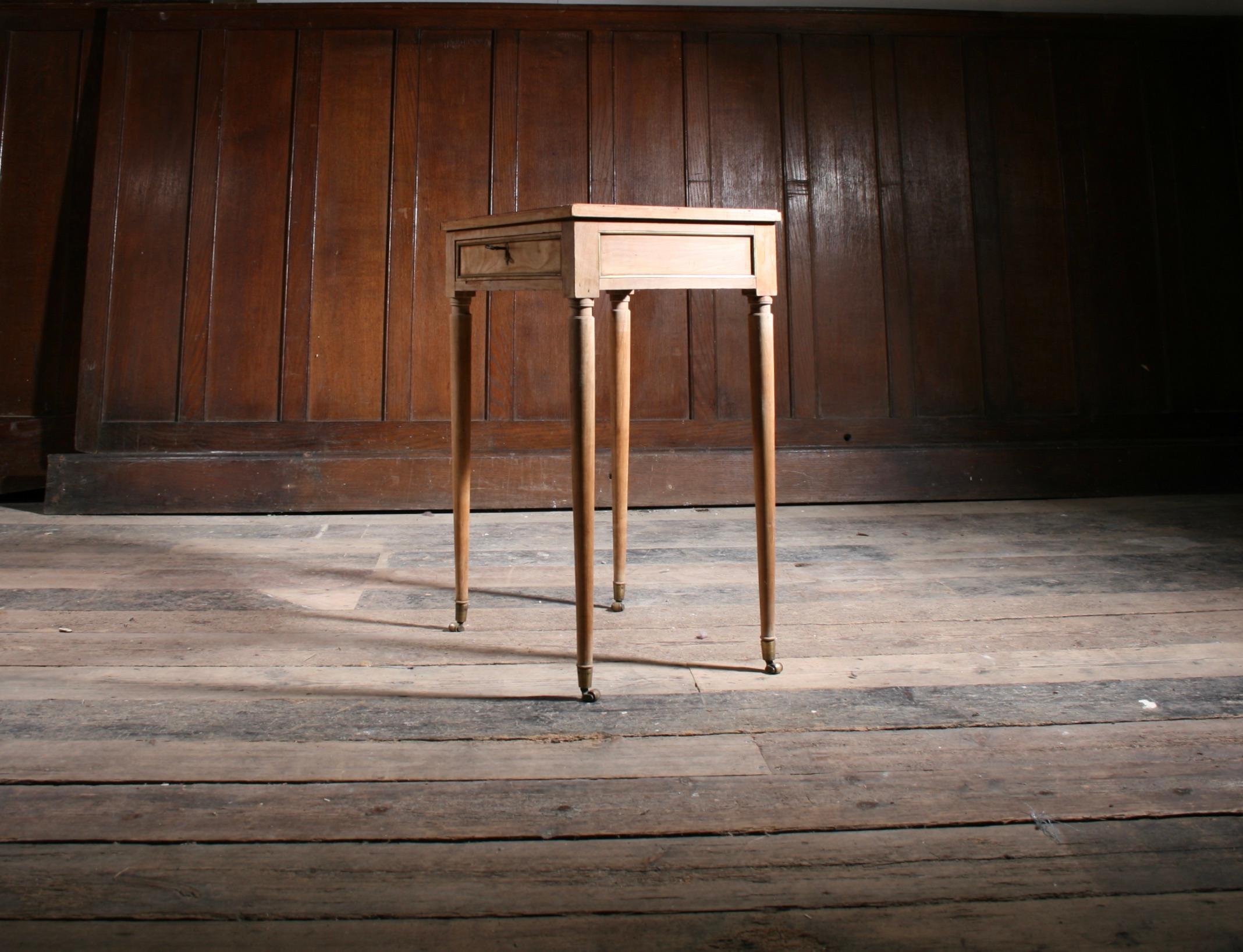 Francese Fabulous Maple & Carrara Marble Table in vendita