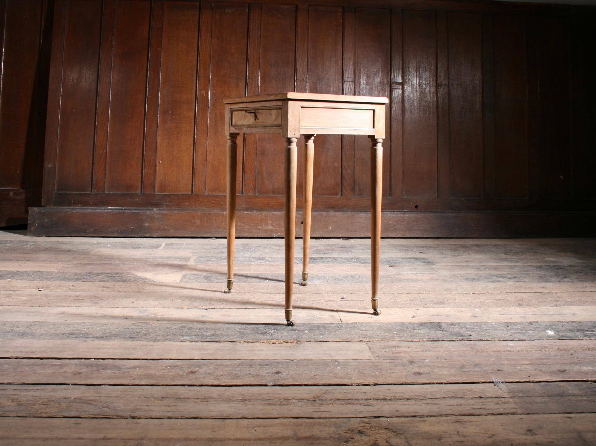 Intagliato a mano Fabulous Maple & Carrara Marble Table in vendita